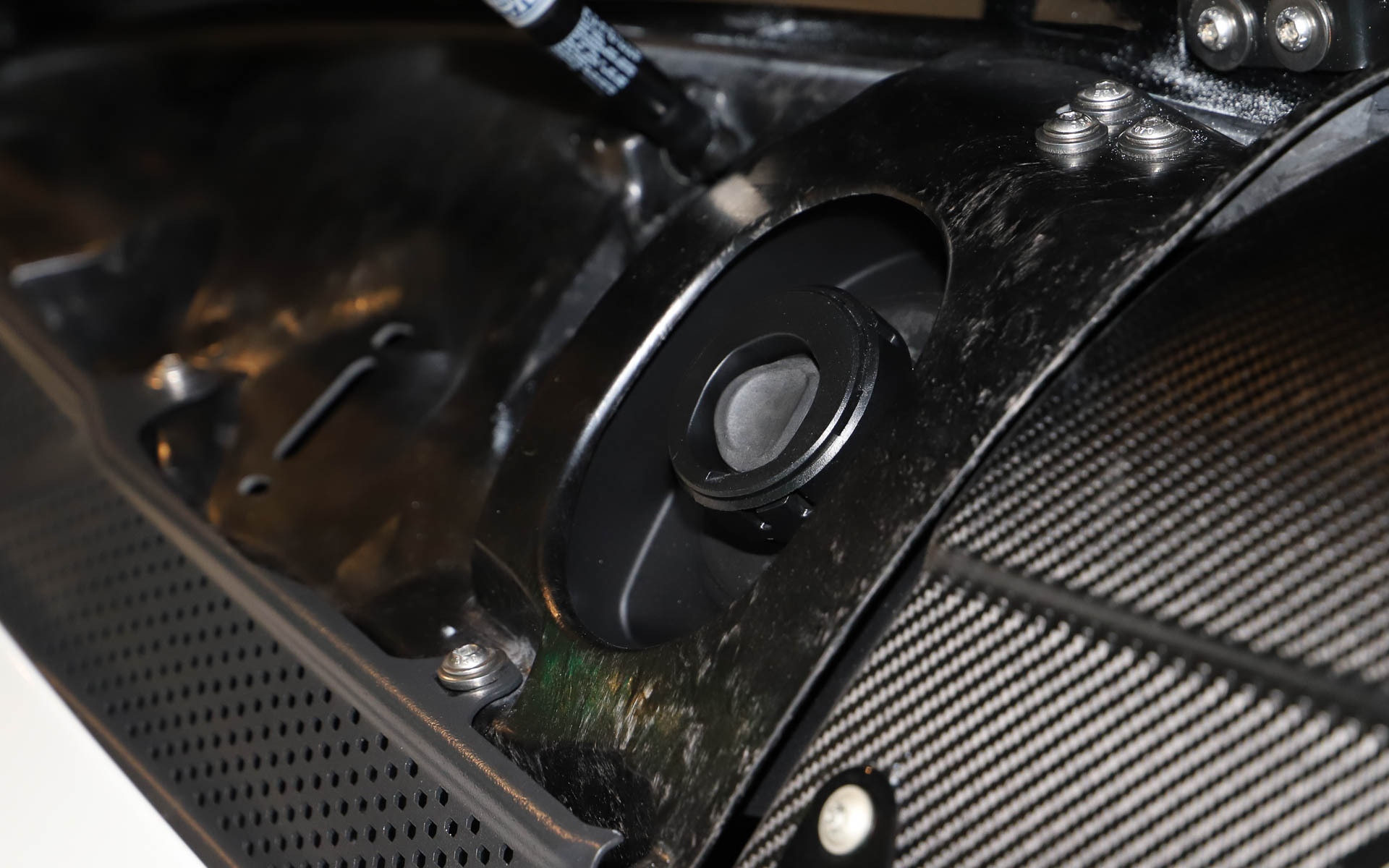 左側に充電ポート、右側に給油口を備える。燃料タンク容量は65L