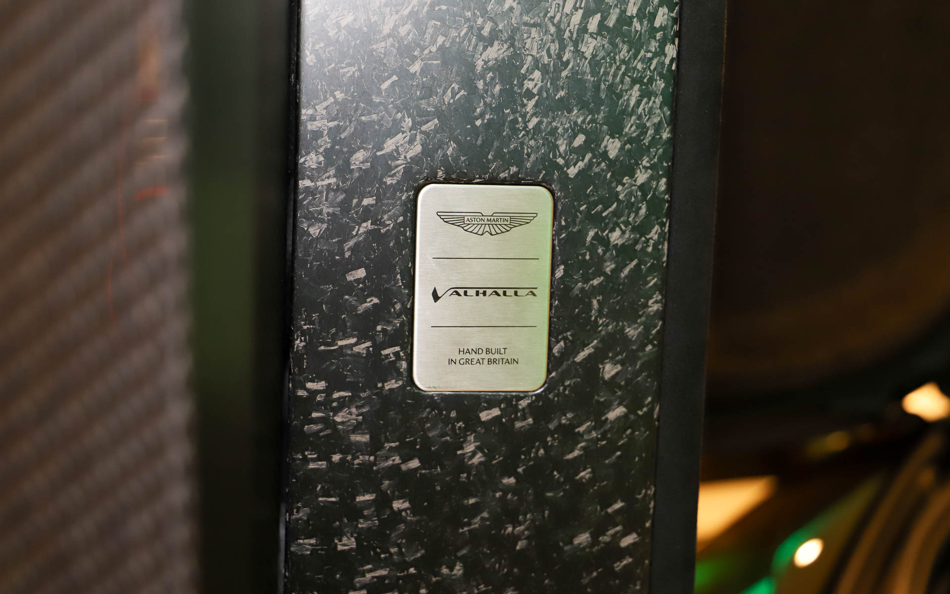 ドアを開けるとさりげなく目に入る位置にヴァルハラのプレートが装着されている