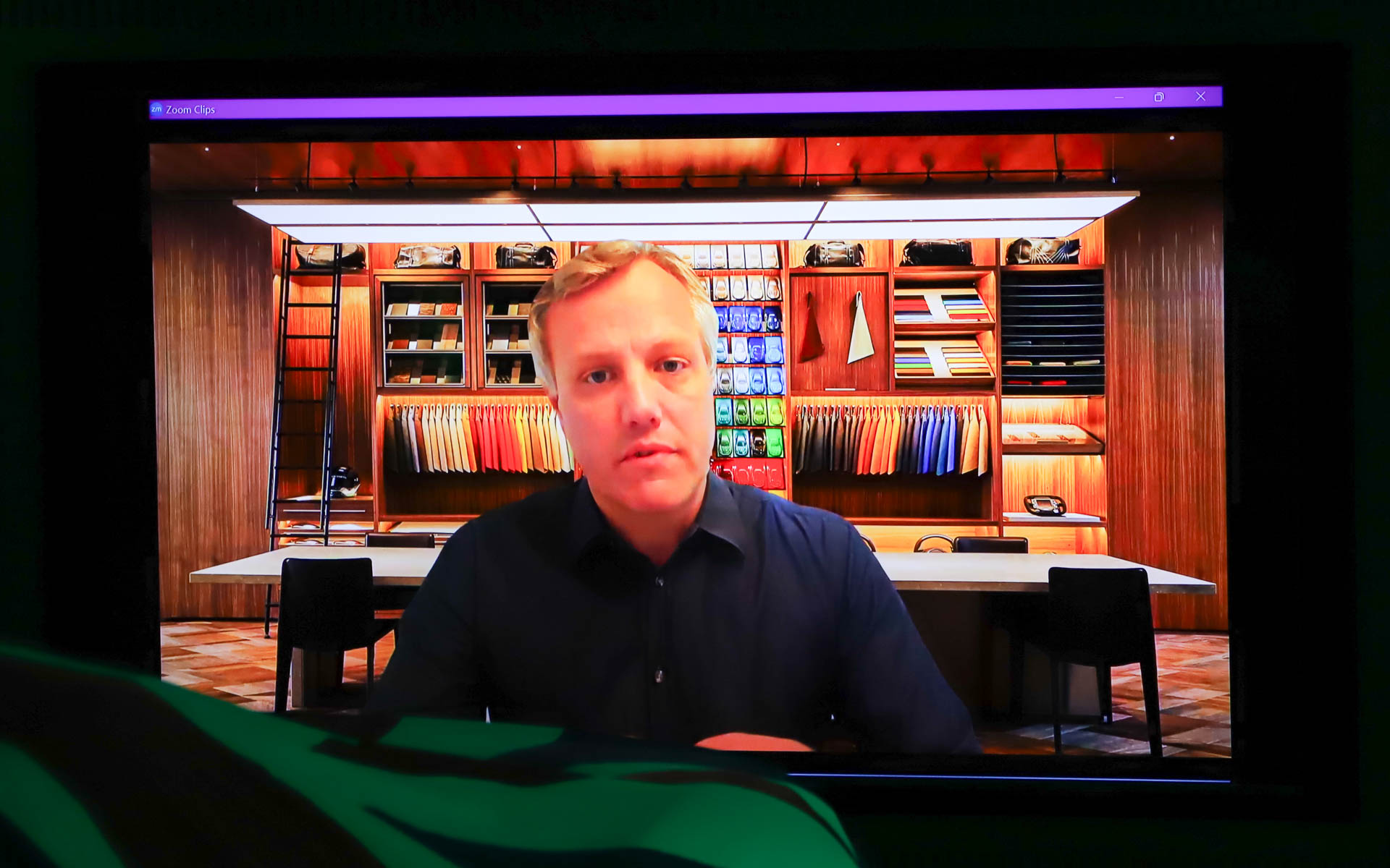 新しくアストンマーティン APACおよび中国のリージョナル・プレジデントに就任したカール・ベイリス氏は残念ながら出席できなかったとのことで、ビデオメッセージを寄せ、「今日ご紹介するのは、単なるマシンにとどまらず、もはやステートメントといってもいい車両です。f1にインスパイアされたイノベーション、デザイン、卓越さの飽くなき挑戦を重ねることで実現したビジョンにより生まれた、初のミッドエンジンハイブリッドスーパーカーです」とヴァルハラを紹介した