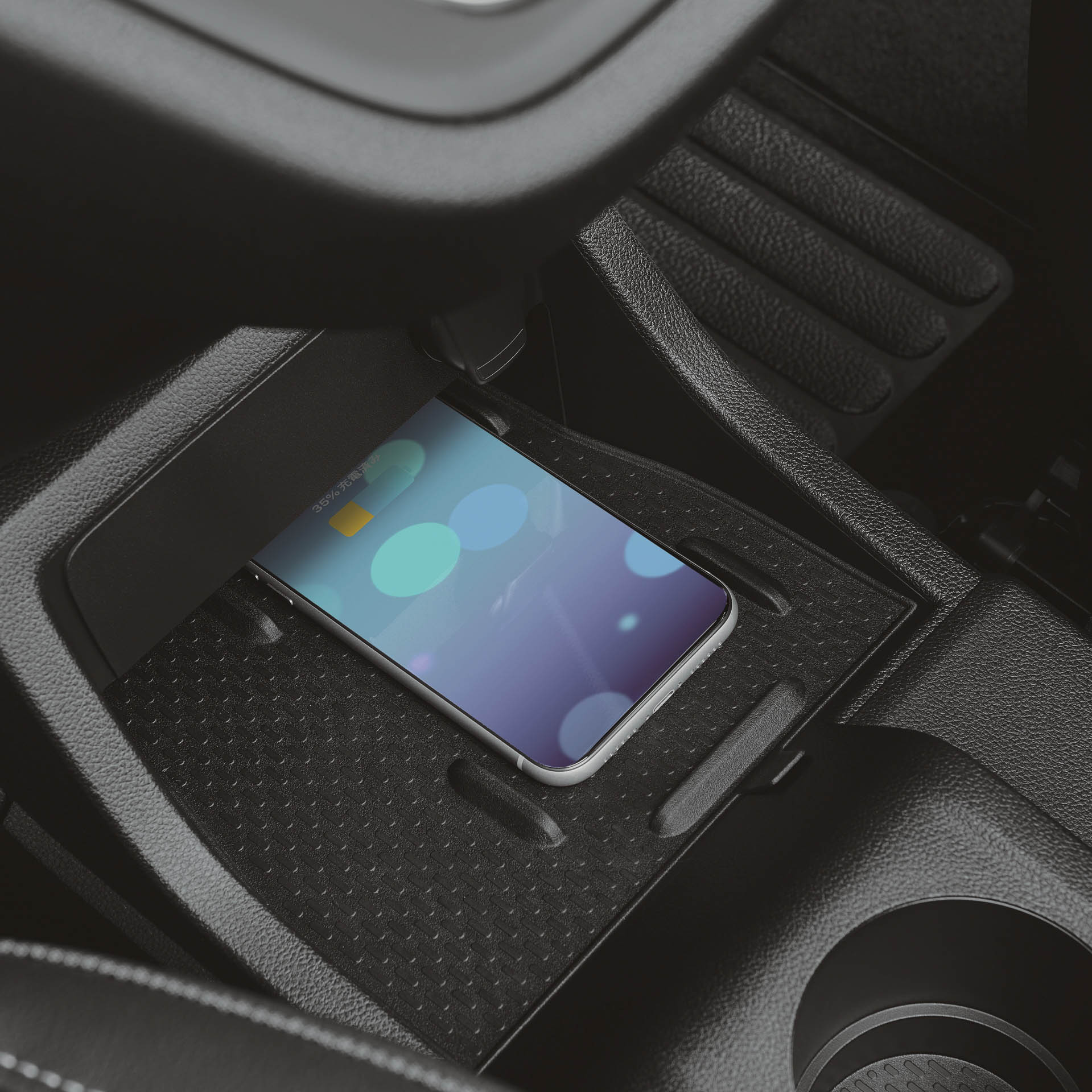 ワイヤレスチャージャーを特別装備