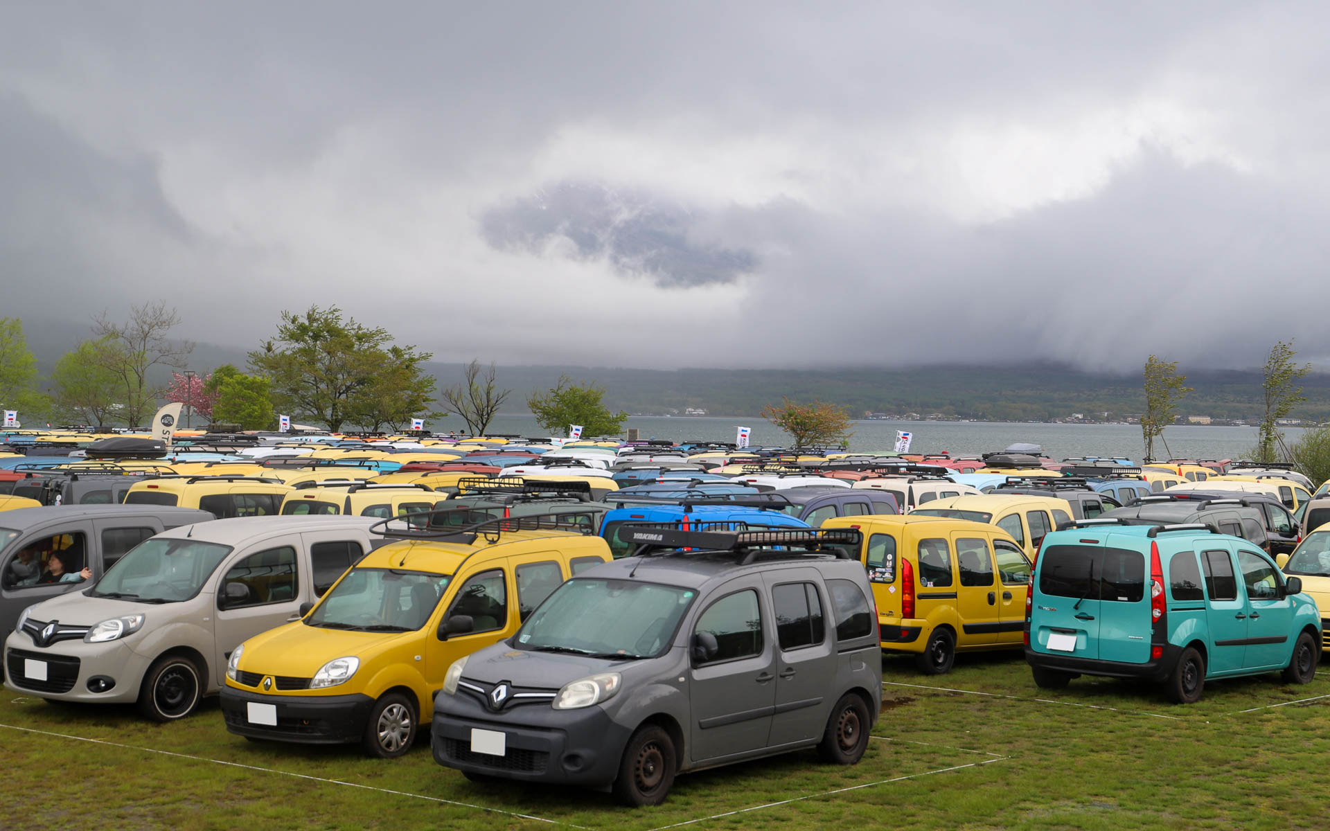 多くのカングーとカングーオーナーが集まった