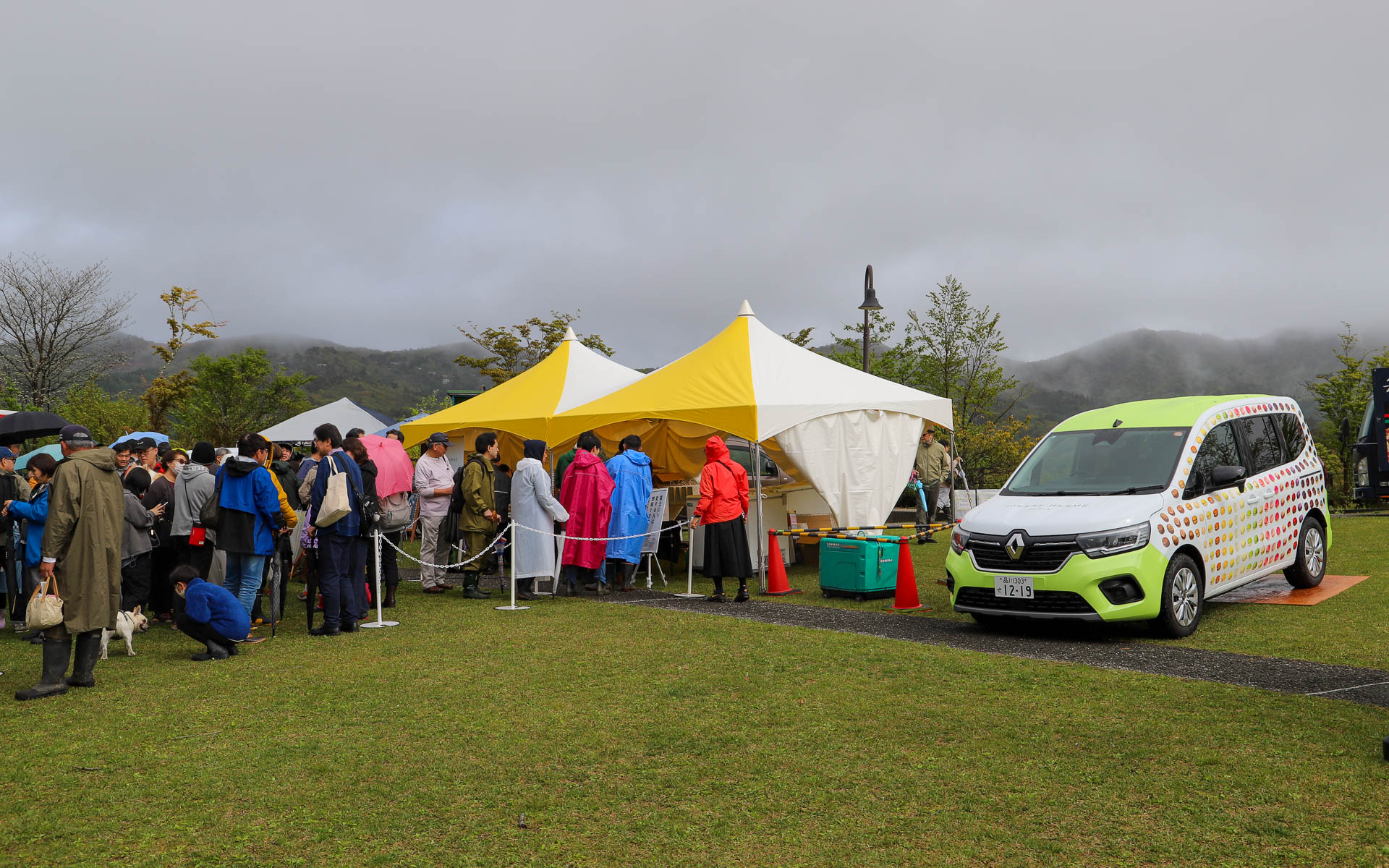 ピエール・エルメのマルシェが出店。朝から大行列となっていた