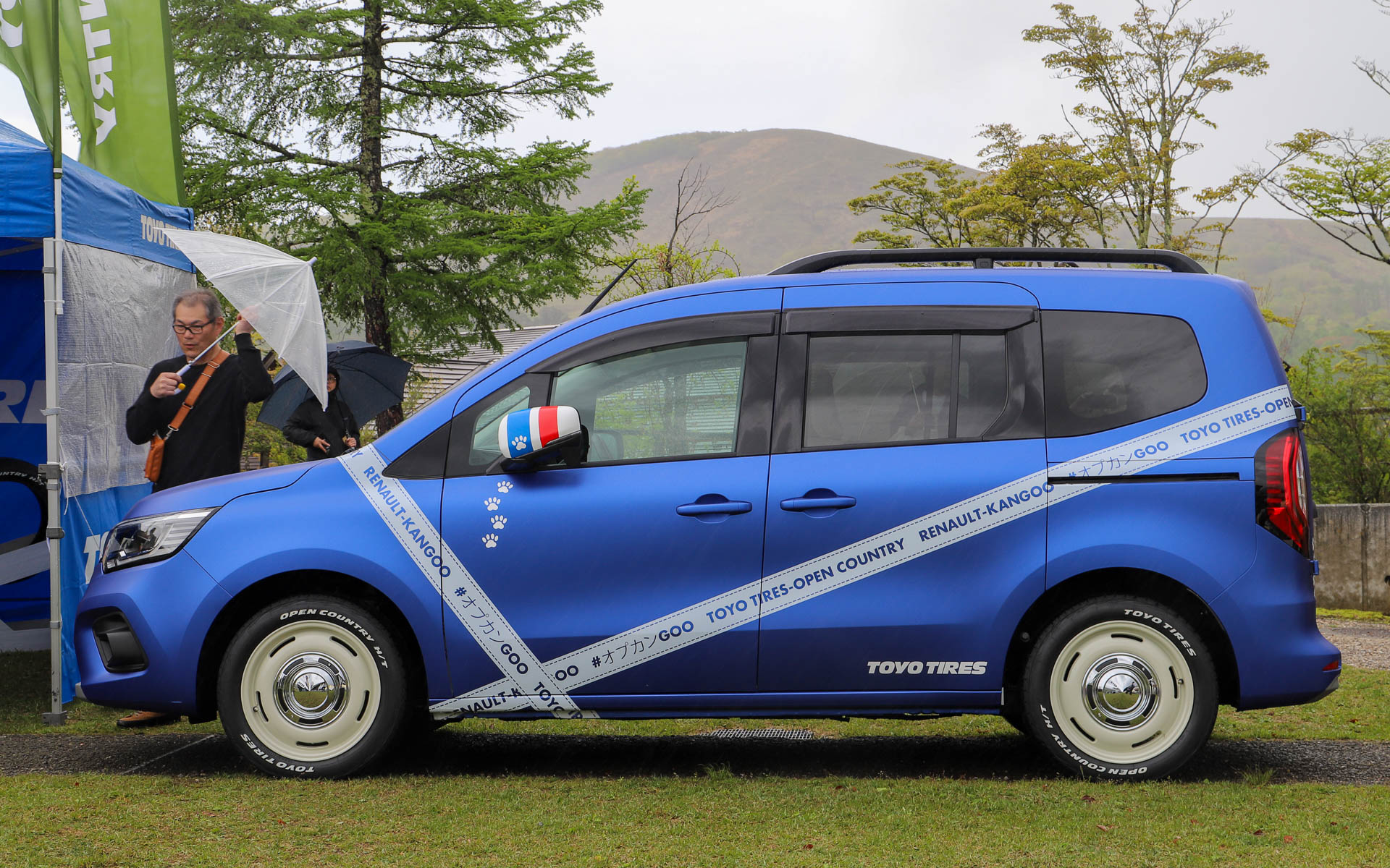 カングーのデモカーにオープンカントリー H/Tを装着してアピール