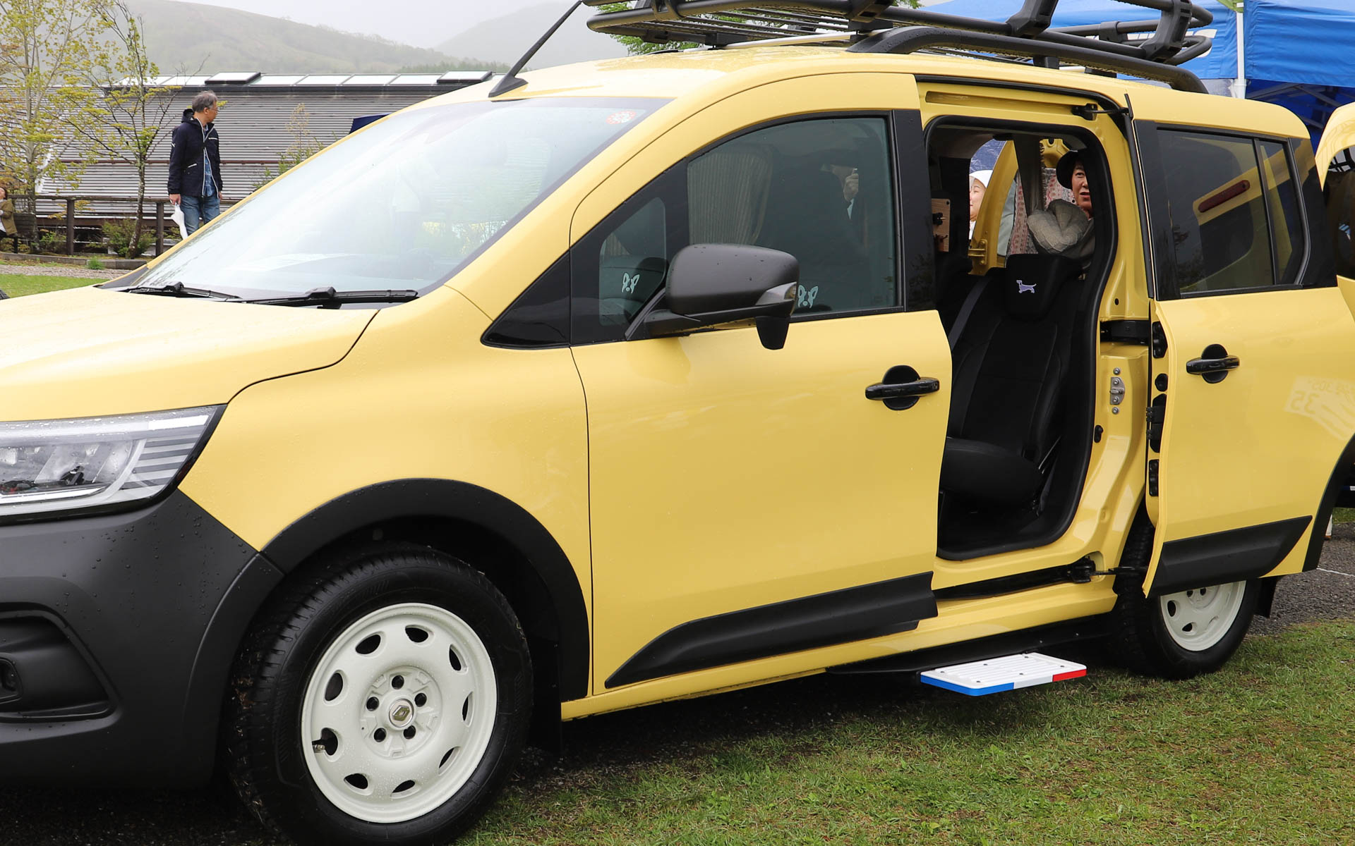 カングー向けのリアステップやベッドキットなどの展示販売も行なわれていた