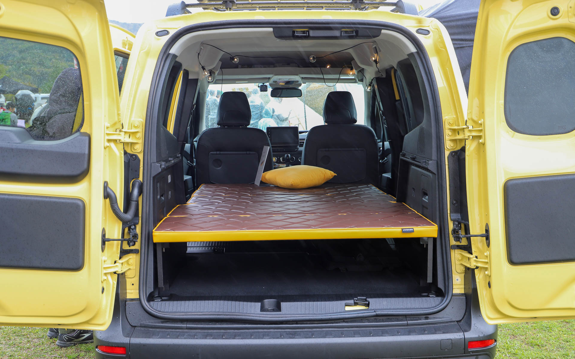 カングー向けのリアステップやベッドキットなどの展示販売も行なわれていた