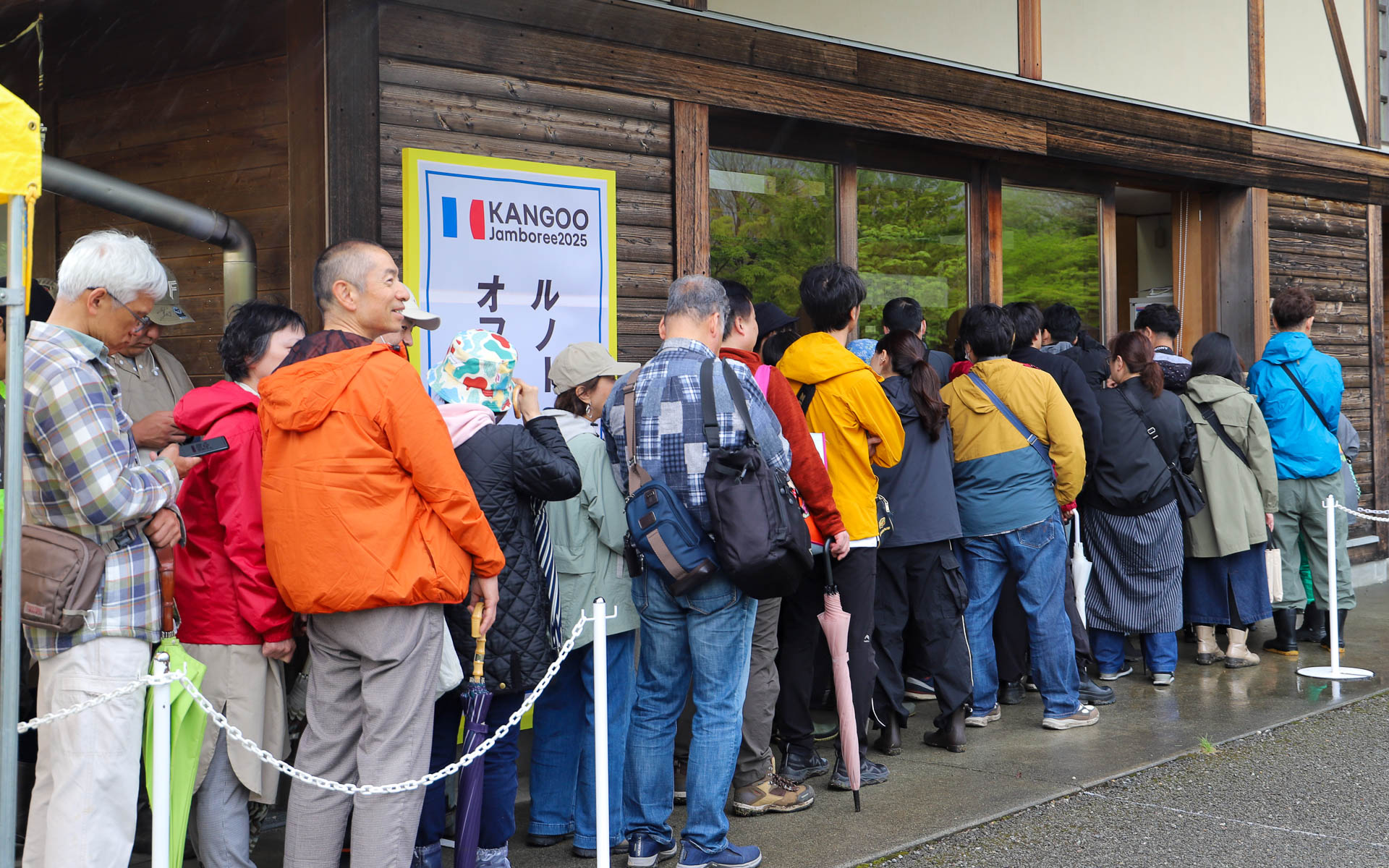 アーティスト・松本セイジ氏の書き下ろしオリジナルイラストをあしらったグッズを販売するルノー・ジャポンのオフィシャルショップ。こちらも大行列ができていた