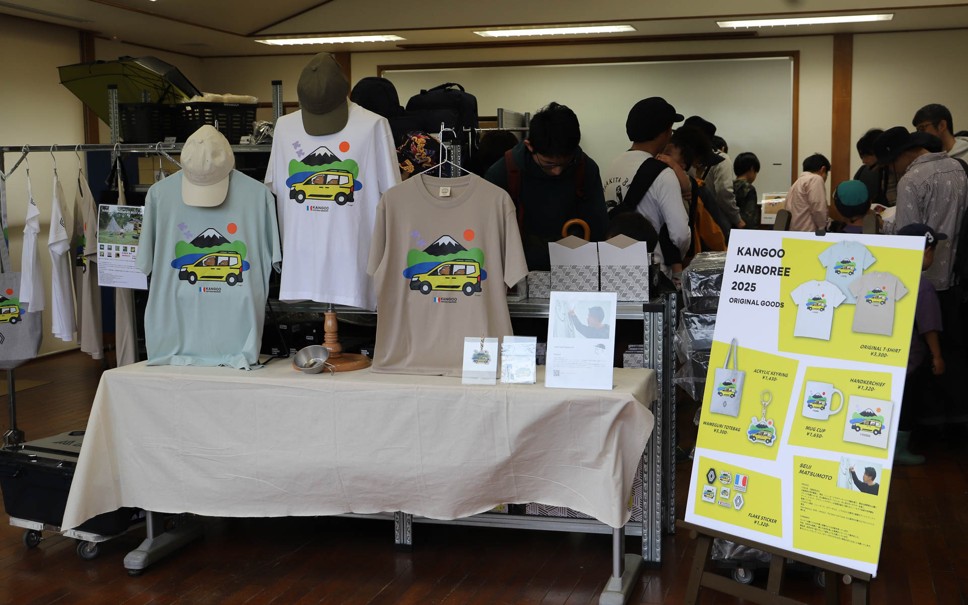 アーティスト・松本セイジ氏の書き下ろしオリジナルイラストをあしらったグッズを販売するルノー・ジャポンのオフィシャルショップ。こちらも大行列ができていた