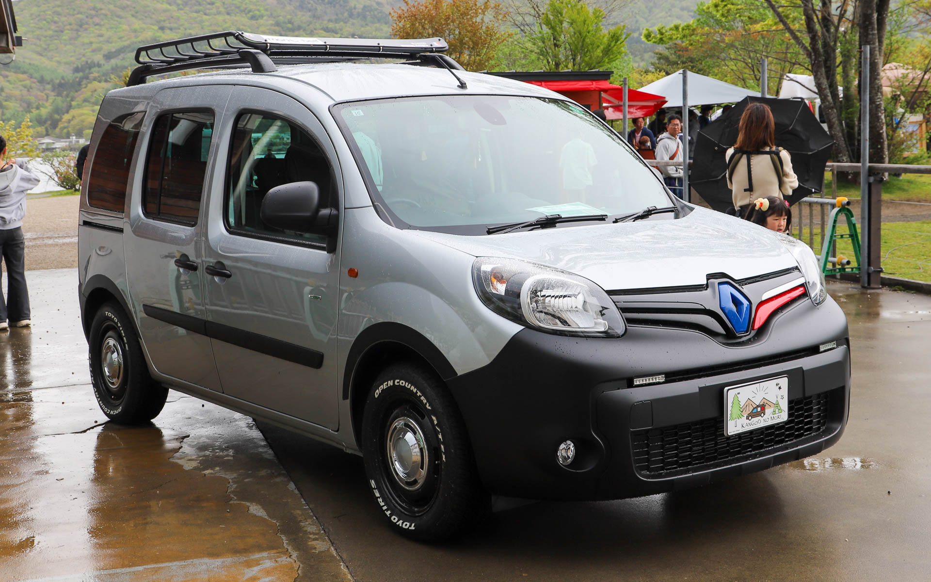 お笑いタレント・安田大サーカスの団長安田氏の愛車も展示された。最近フロントグリルをトリコロールにカスタマイズしたばかりだそう