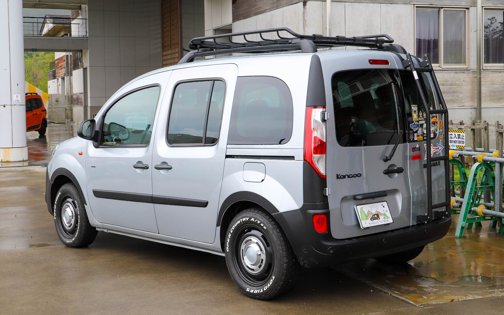 お笑いタレント・安田大サーカスの団長安田氏の愛車も展示された。最近フロントグリルをトリコロールにカスタマイズしたばかりだそう