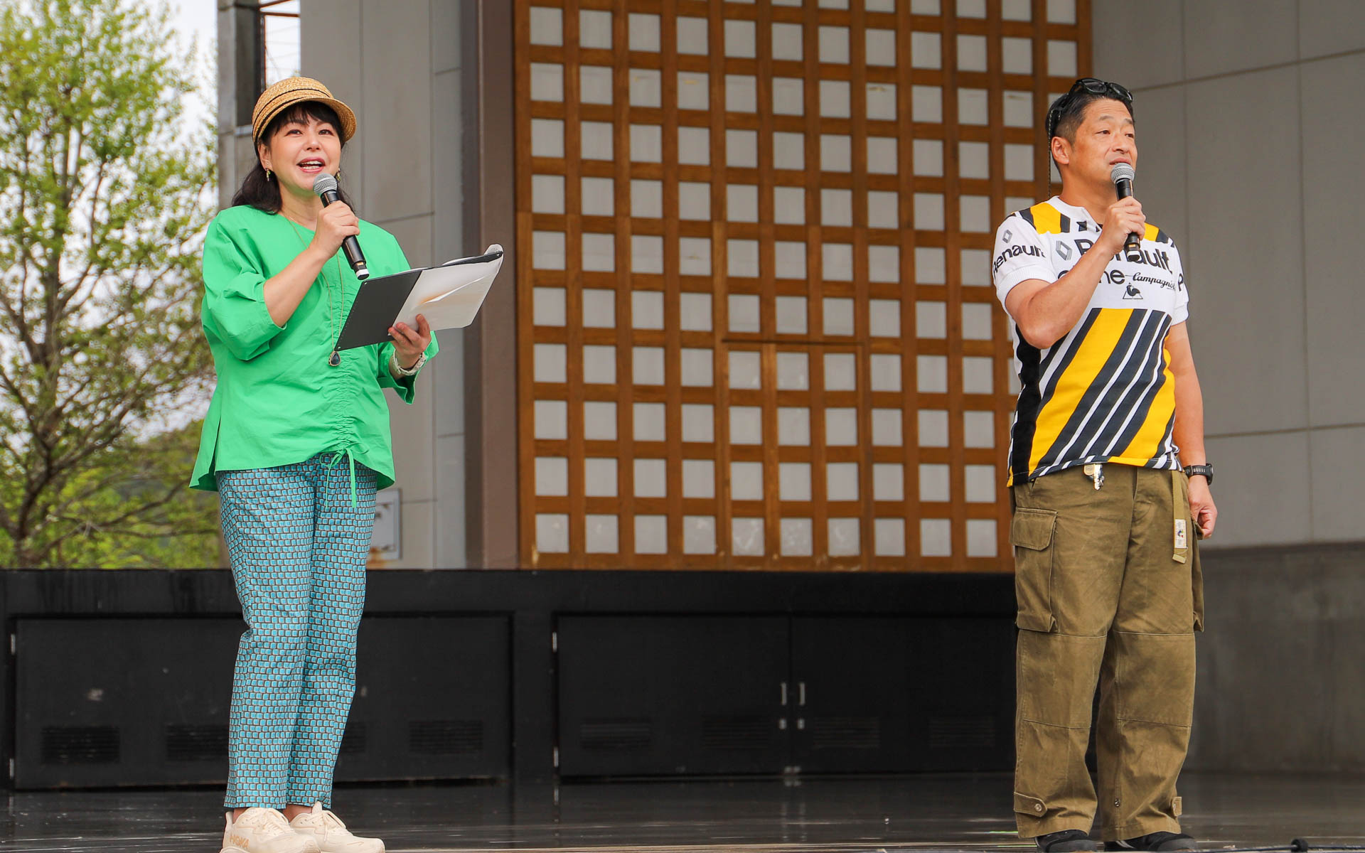 オープニングセレモニーでは、モータージャーナリスト・タレントの竹岡圭氏（左）と、お笑いタレント・安田大サーカスの団長安田氏（右）がMCを務めた