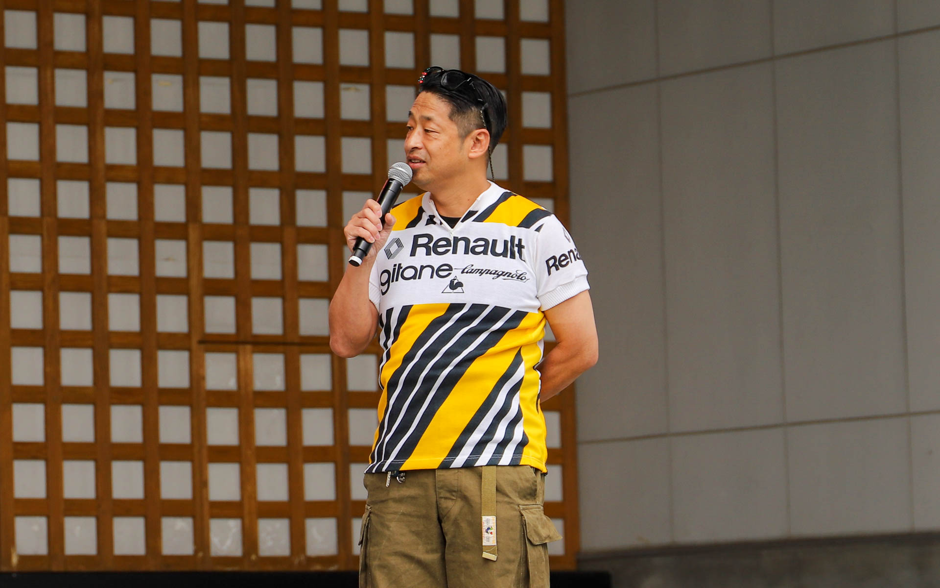 団長安田氏が着用しているのは、1970年代のツール・ド・フランスに出場していたルノーチームのサイクルジャージ。自身でリメイクしたという