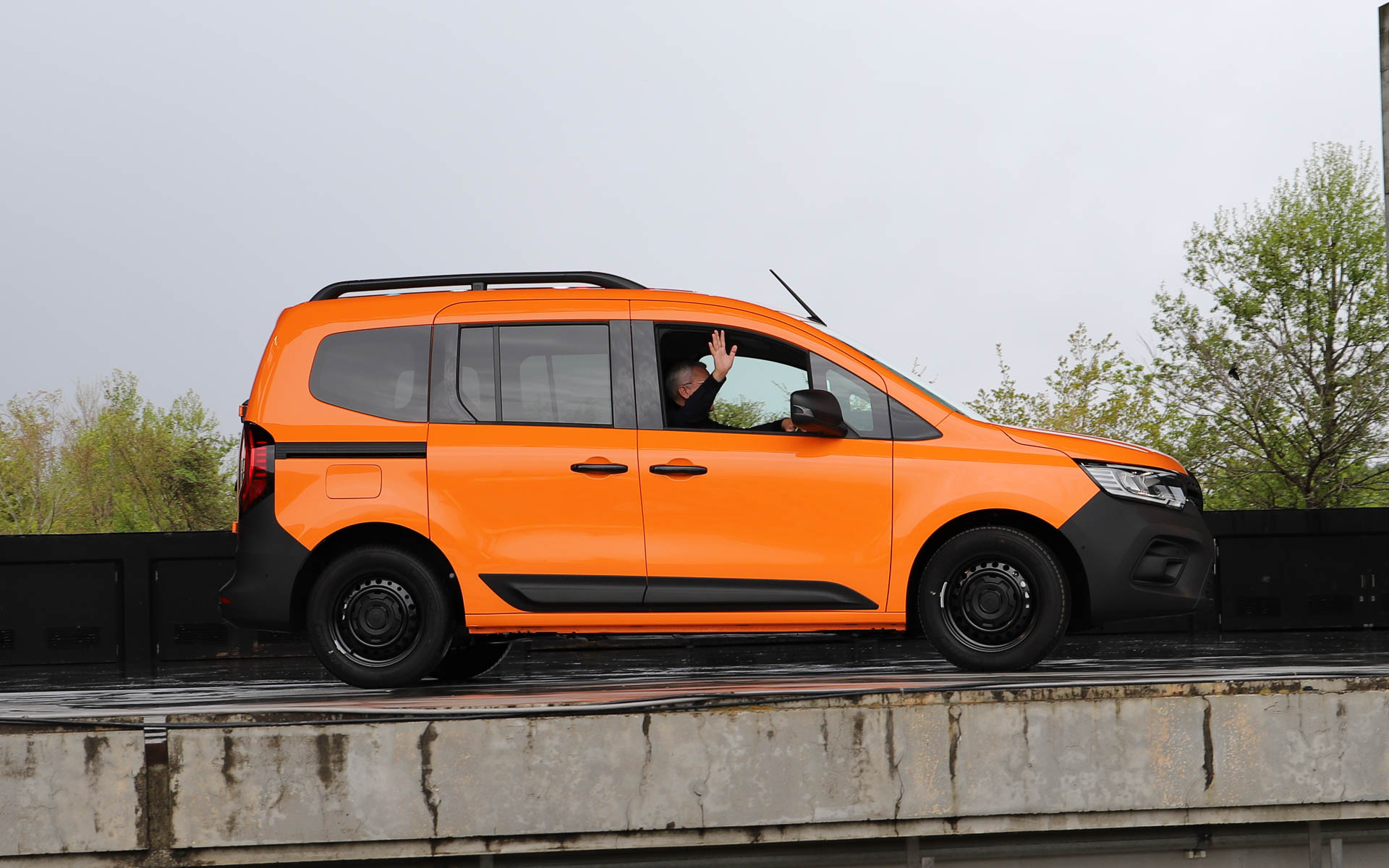 ルノー・ジャポン株式会社 執行役員 商品戦略ダイレクター フレデリック・ブレン氏が限定車のカングー クルール ディーゼルに乗って登場