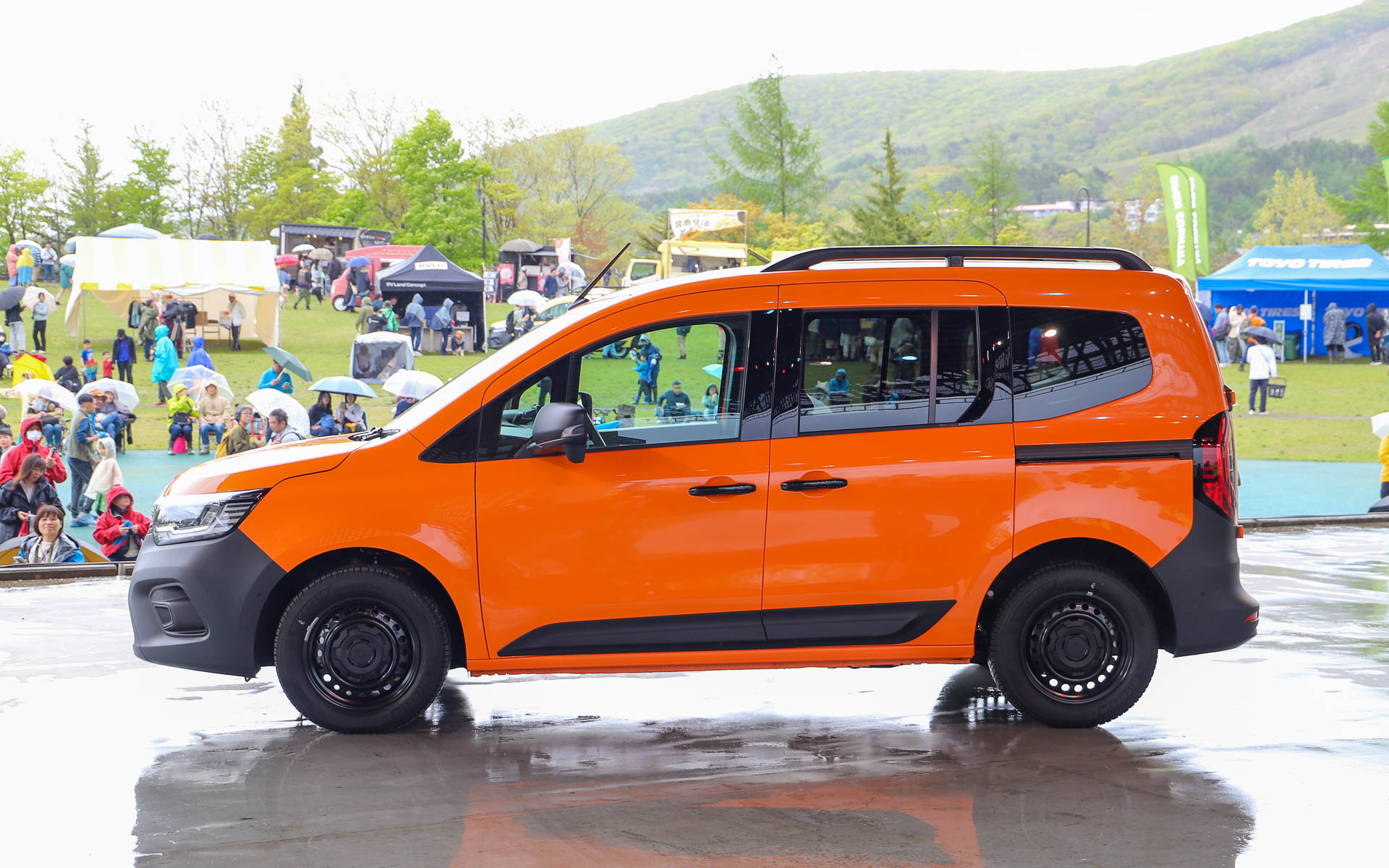 ボディカラーは太陽で輝くフランスの地中海沿いにある街のオレンジ色の屋根をイメージしたという