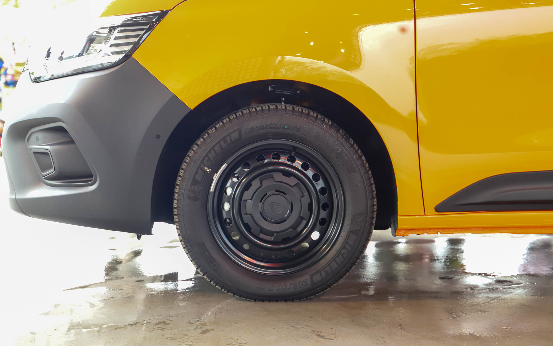 16インチスチールホイールにはブラックのフルカバーホイールキャップを装着。オールシーズンタイヤのミシュラン「クロスクライメート」（205/60R17）