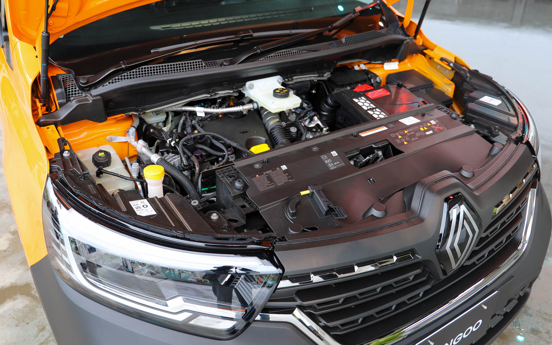 最高出力85kW（116PS）/3750rpm、最大トルク270Nm（27.5kgfm）/1750rpmを発生する直列4気筒DOHC 1.5リッターターボエンジンを搭載。トランスミッションは7速EDCと6速MTをラインアップ