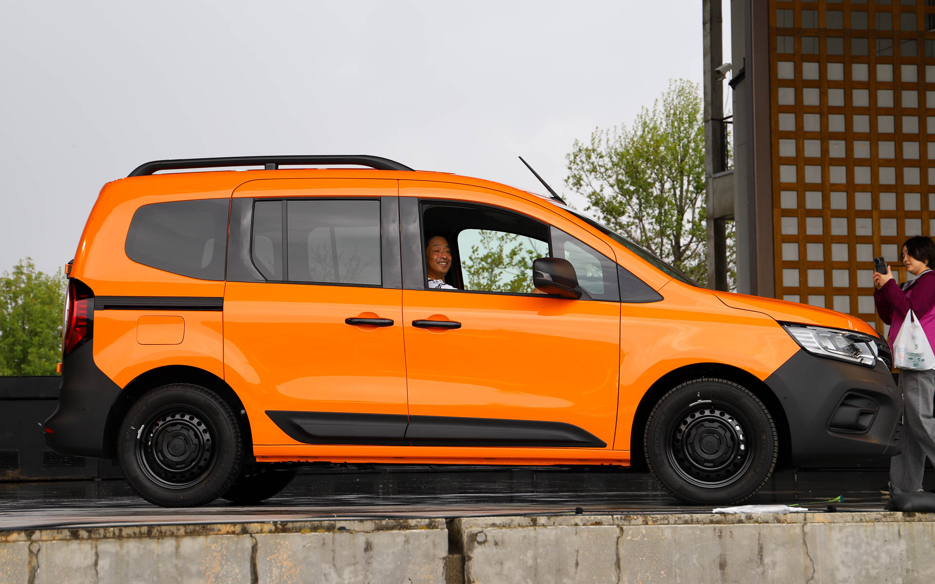 カングー クレアティフ ディーゼルの運転席に座ってご満悦な表情の団長安田氏