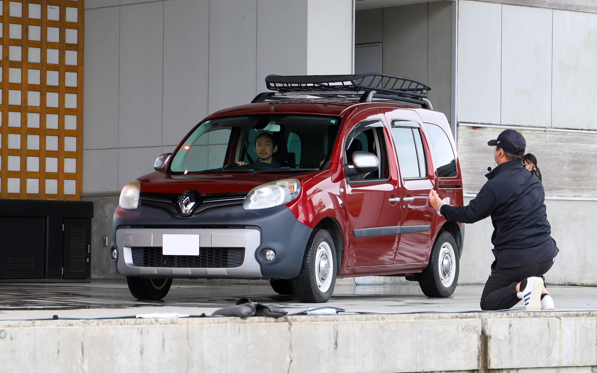 2万台目となった参加者の千葉さん（中央）。長野県からの来場で、カングージャンボリーへの参加は今回が2回目になるとのこと