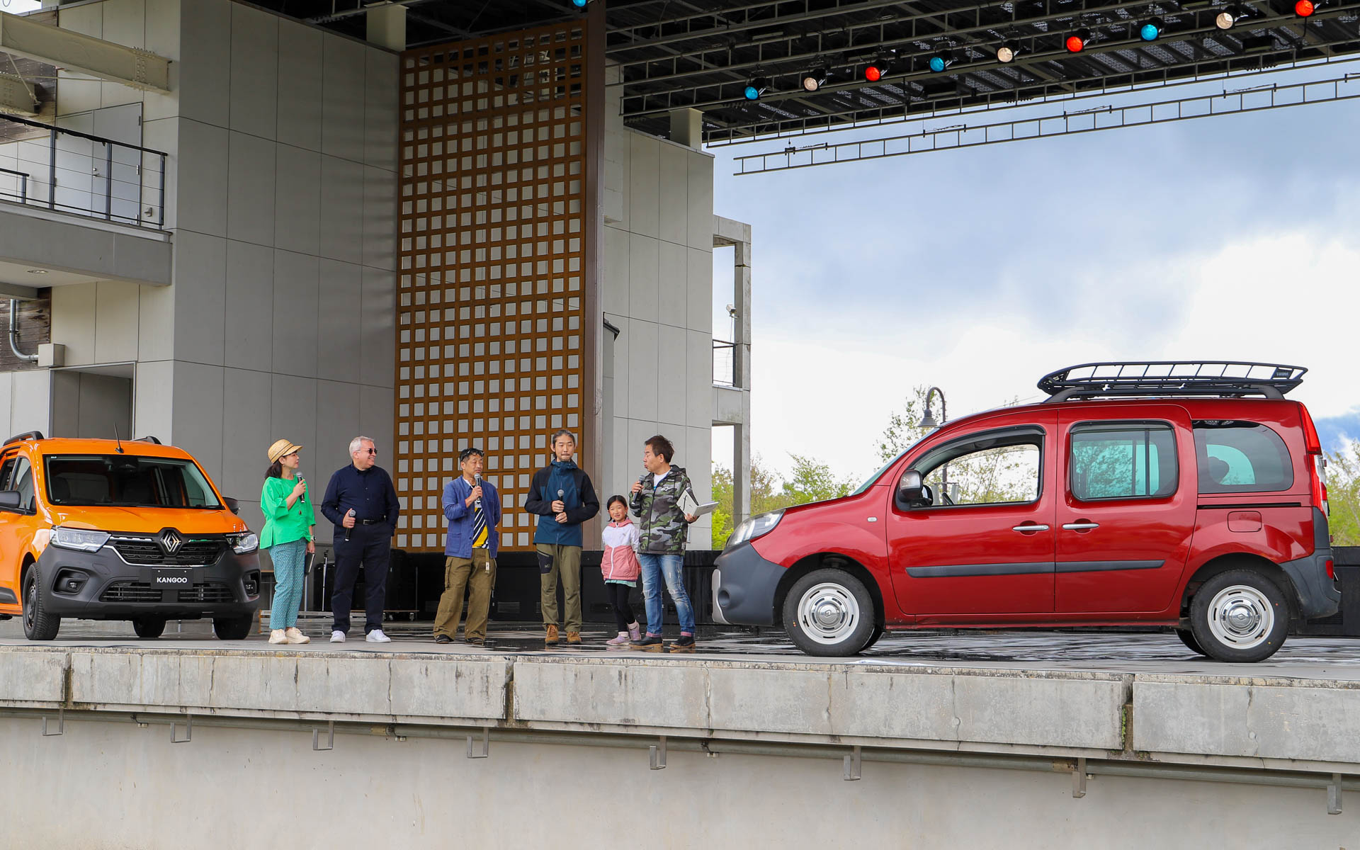 2万台目となった参加者の千葉さん（中央）。長野県からの来場で、カングージャンボリーへの参加は今回が2回目になるとのこと