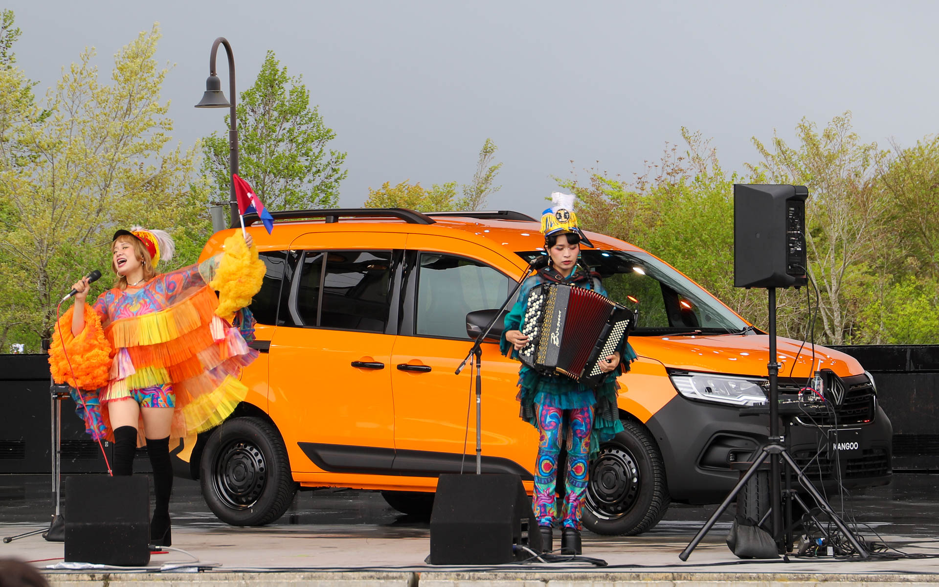 チャラン・ポ・ランタンのライブが行なわれ、配信リリースされたばかりの「カングーのうた」を披露