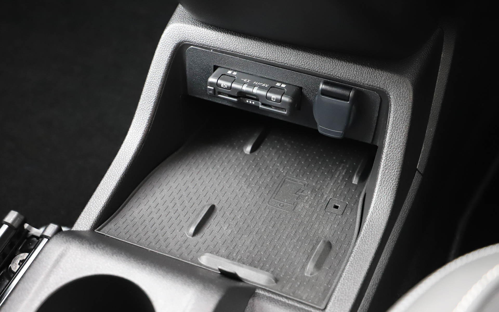 スマートフォンワイヤレスチャージャーを特別装備