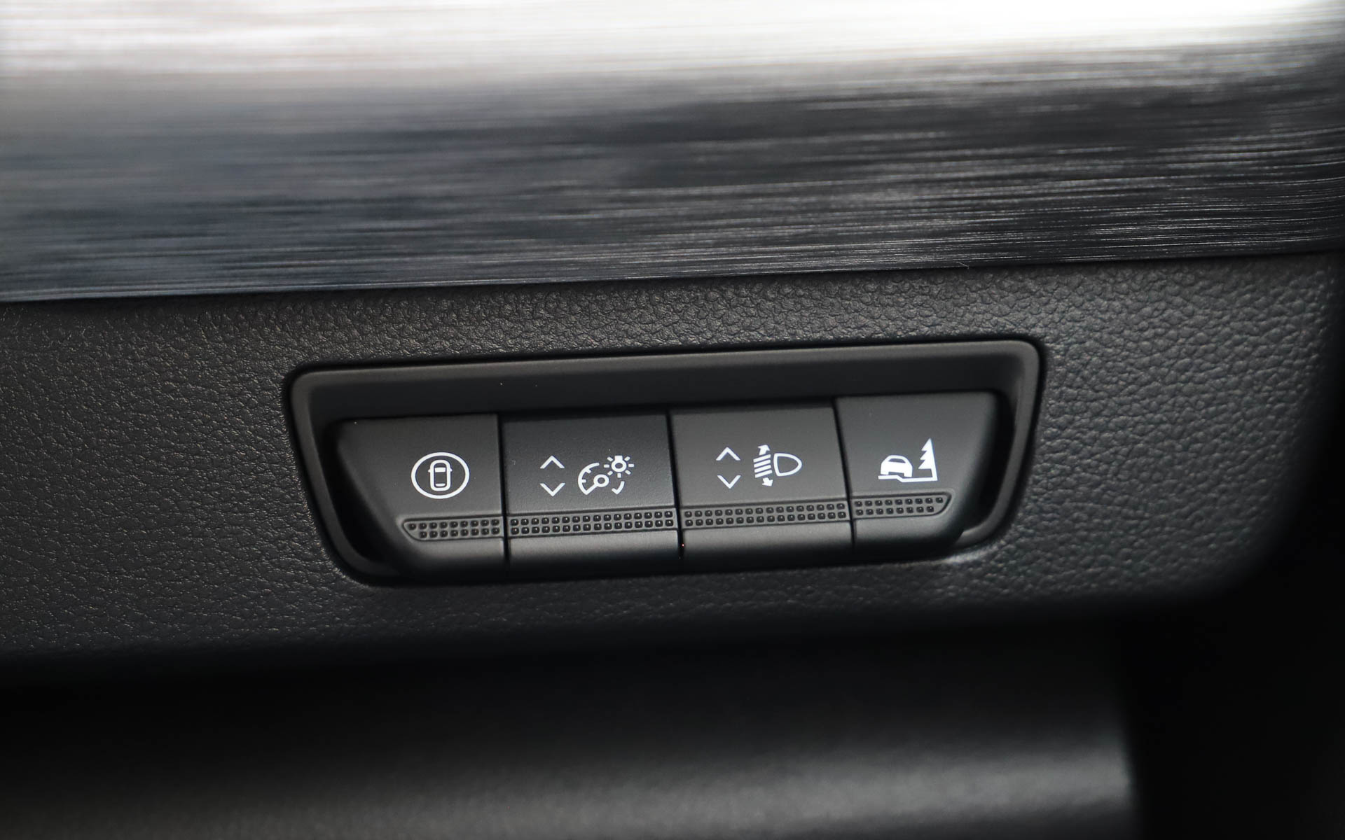 滑りやすい路面でグリップを失わないようにする機能のエクステンデッドグリップ（一番右のボタン）も特別装備