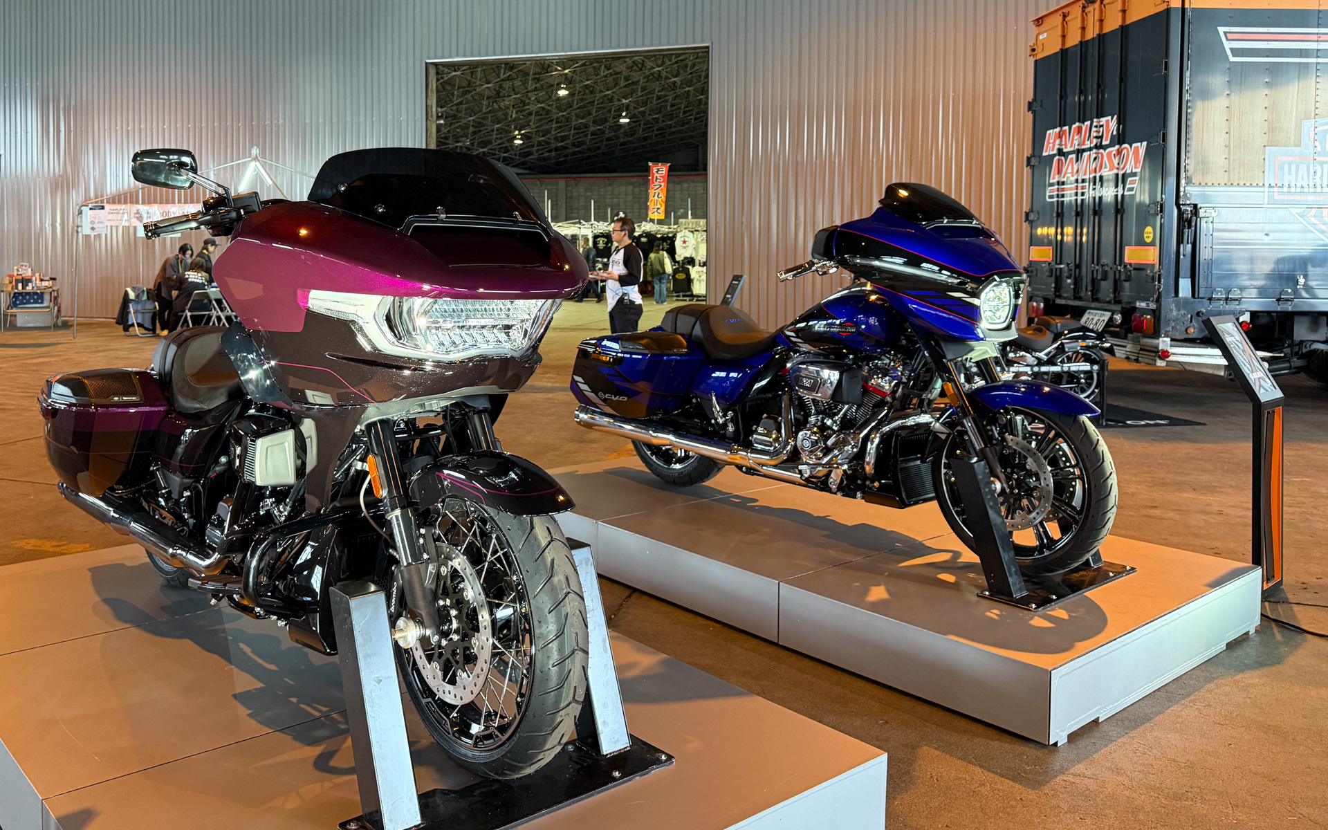 屋内ではニューモデルの展示などもある