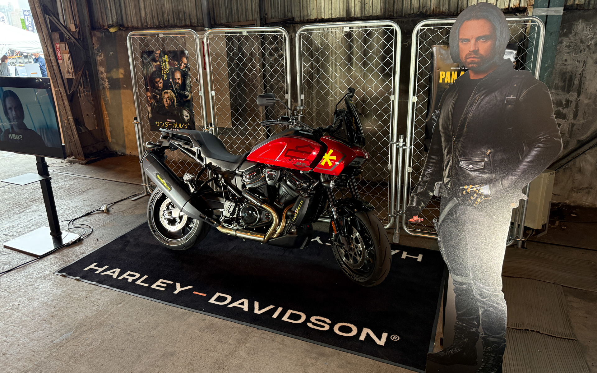 屋内ではニューモデルの展示などもある