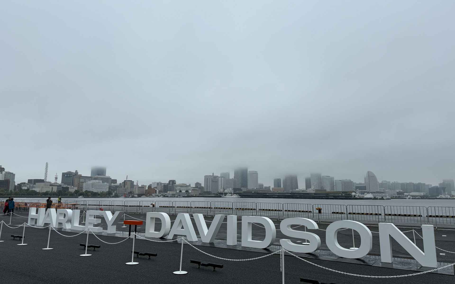 横浜の街を一望できるスポットでの開催