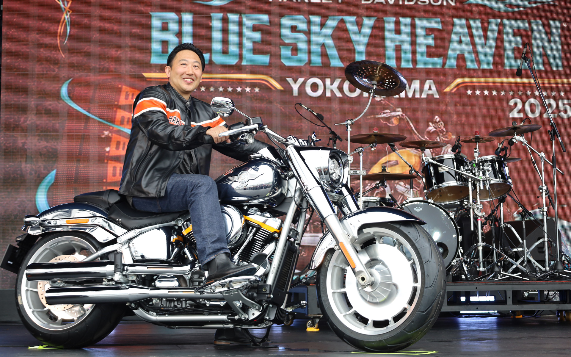 横浜の山下ふ頭で開催するイベント「ブルースカイヘブン」で公開された「ファットボーイ グレイゴースト」とハーレーダビッドソン ジャパン株式会社 代表取締役社長の玉木一史氏