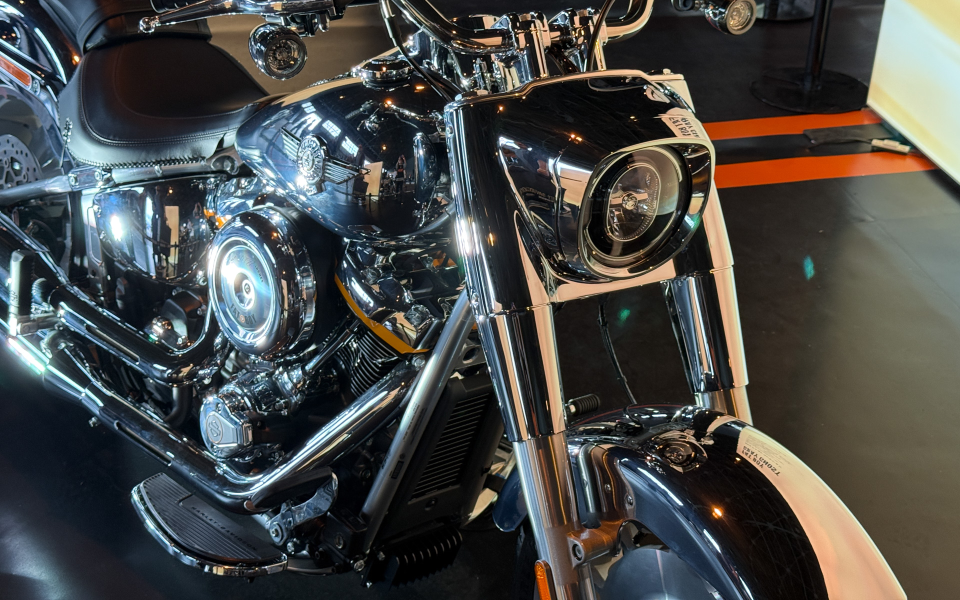 ファットボーイ グレイゴーストに施された鏡面風のリフレクション仕上げ