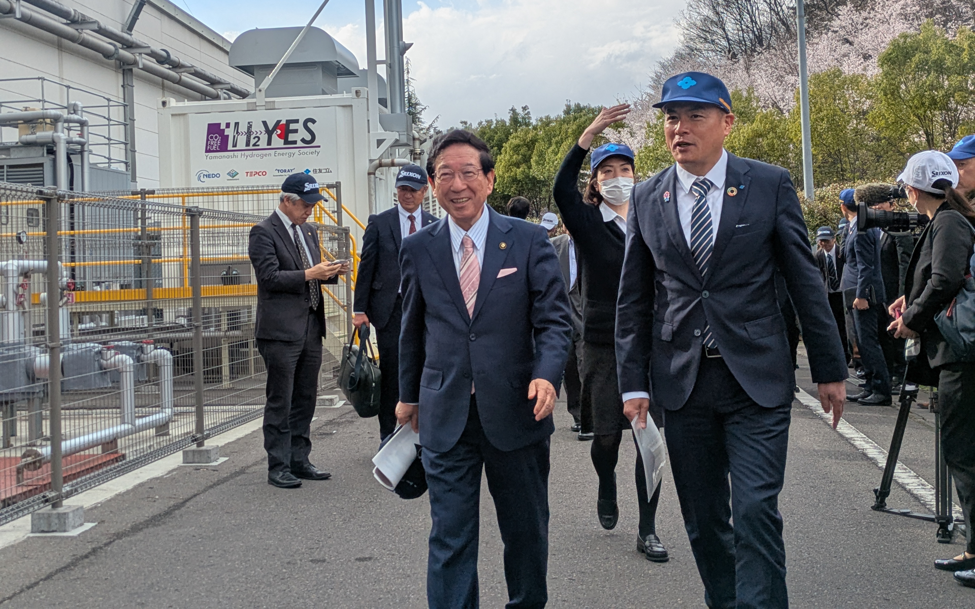 「やまなしモデルP2Gシステム」を視察する白河市の鈴木和夫市長