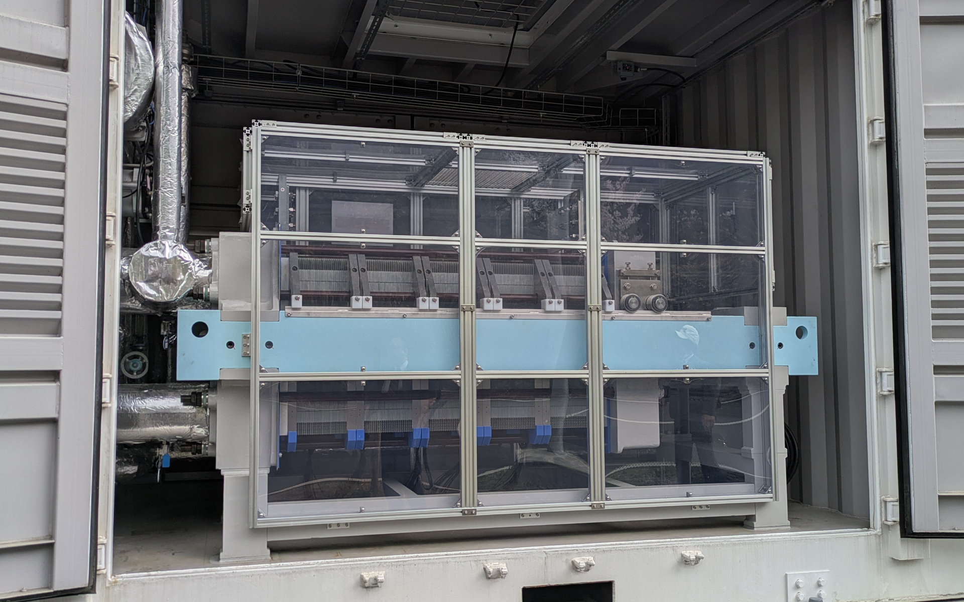 やまなしモデルP2Gシステム内の電極が収められたケース。動画の中心にある部分が大きくなったようなもの