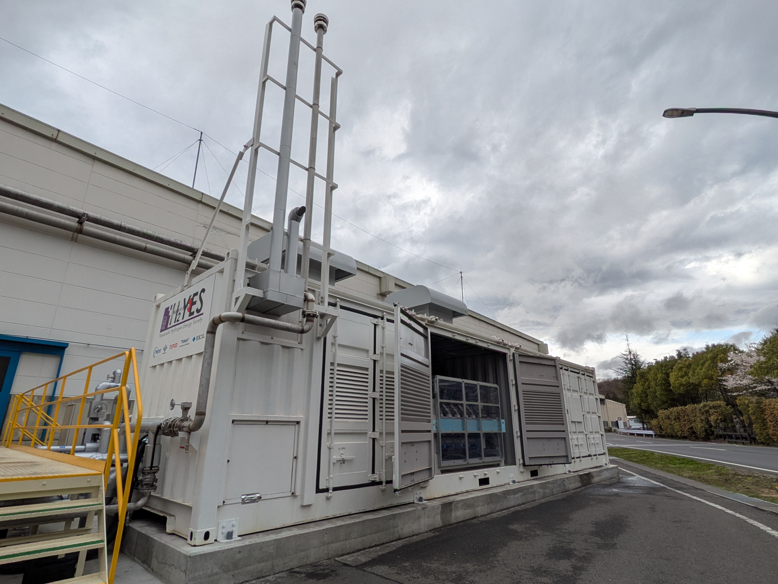 新たに導入した水素製造機「やまなしモデルP2Gシステム」