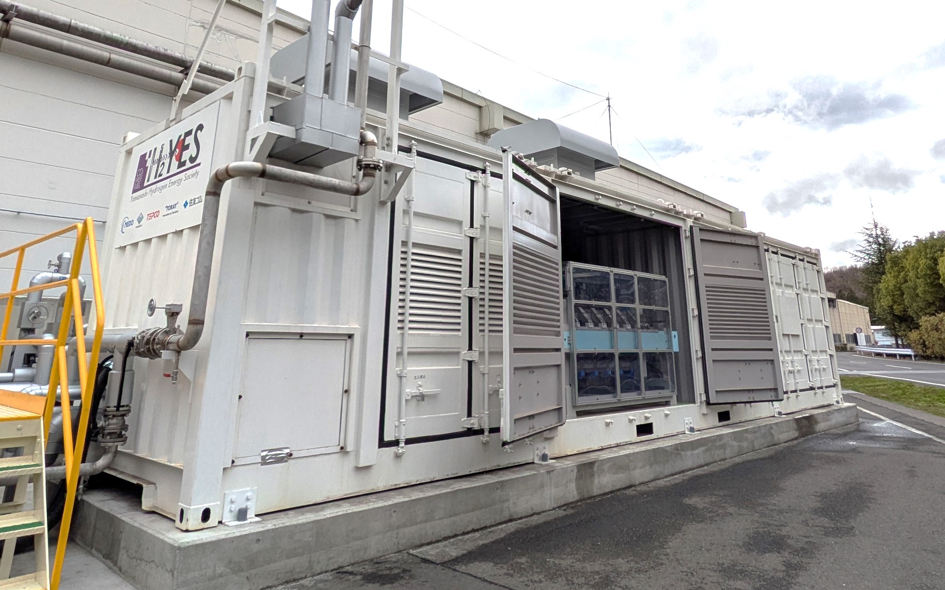 住友ゴム工業の白河工場に新たに設置された水素製造機「やまなしモデルP2Gシステム」