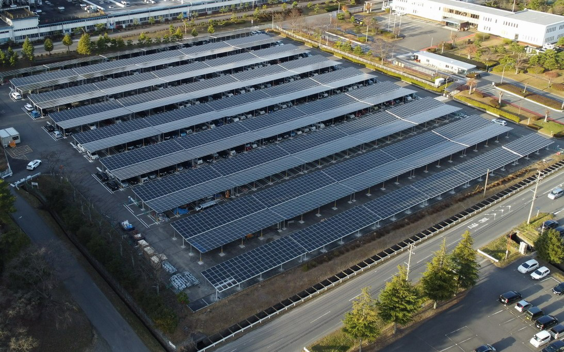 白河工場の従業員用駐車場の上には2MW太陽光発電用パネルが設けられていて、発電量は常時モニタリングできる