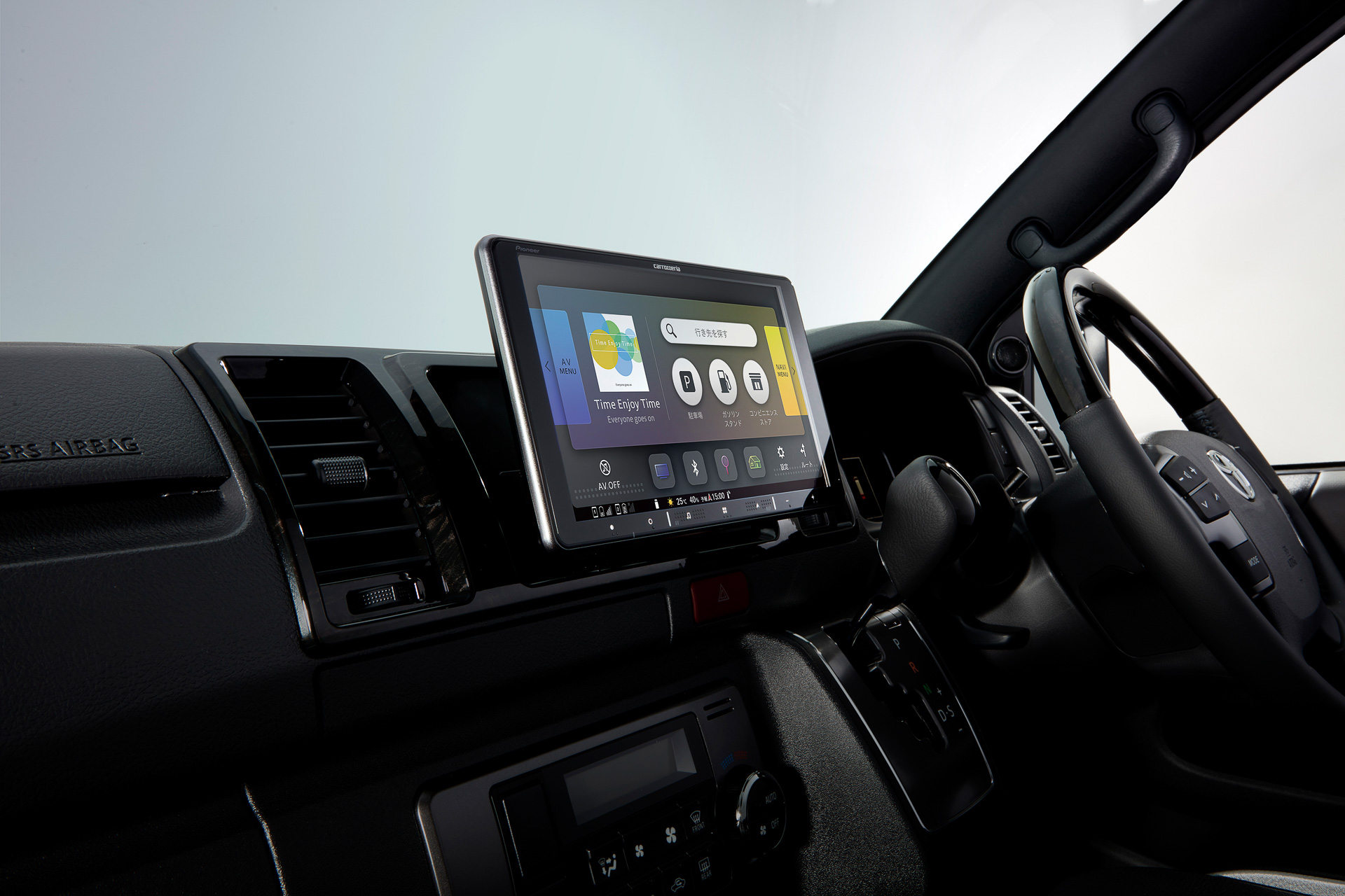 フローティングタイプのディスプレイは上下・左右・前後・角度と幅広い可動範囲を持つ