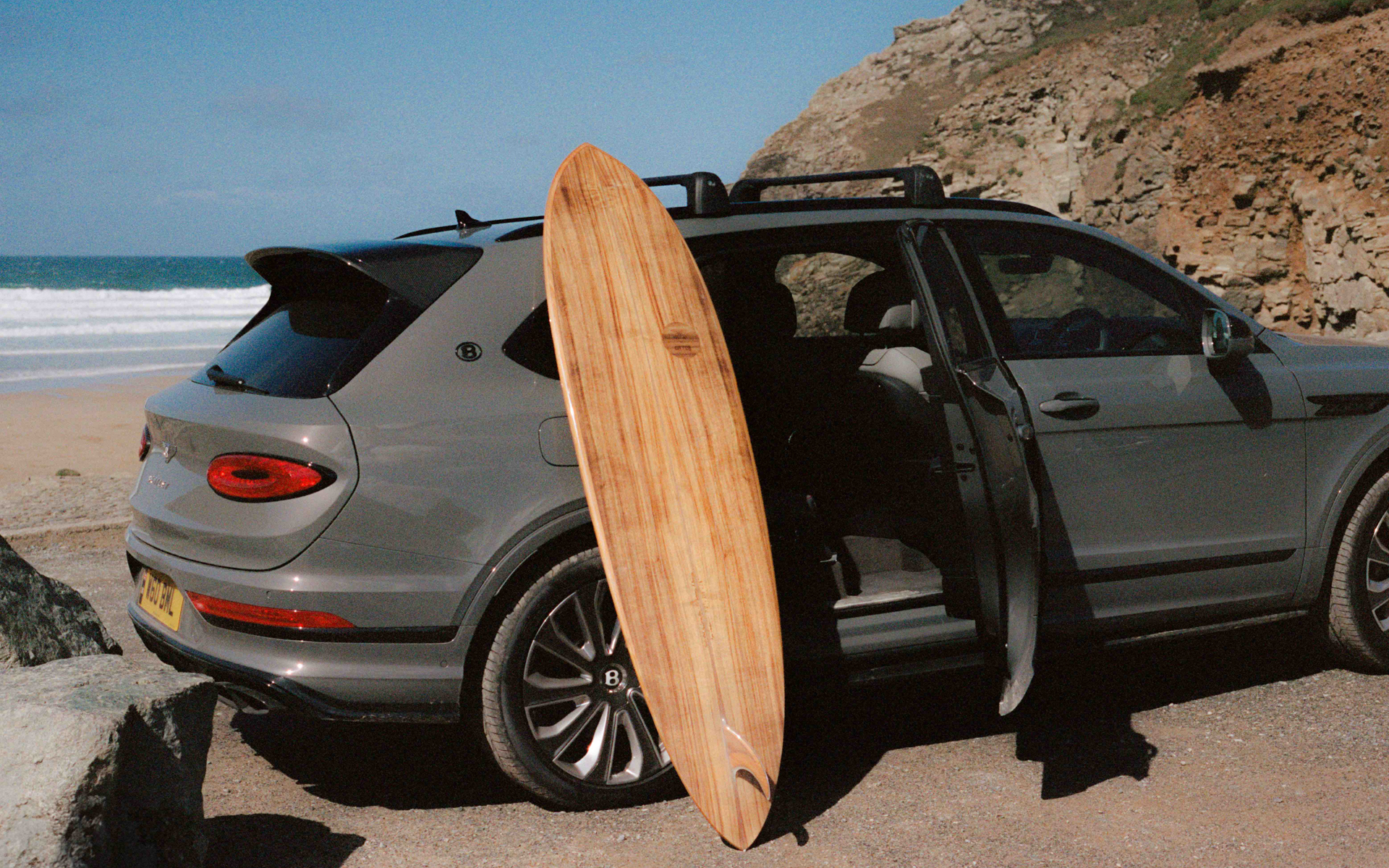ベントレーが公開した特別なサーフボード