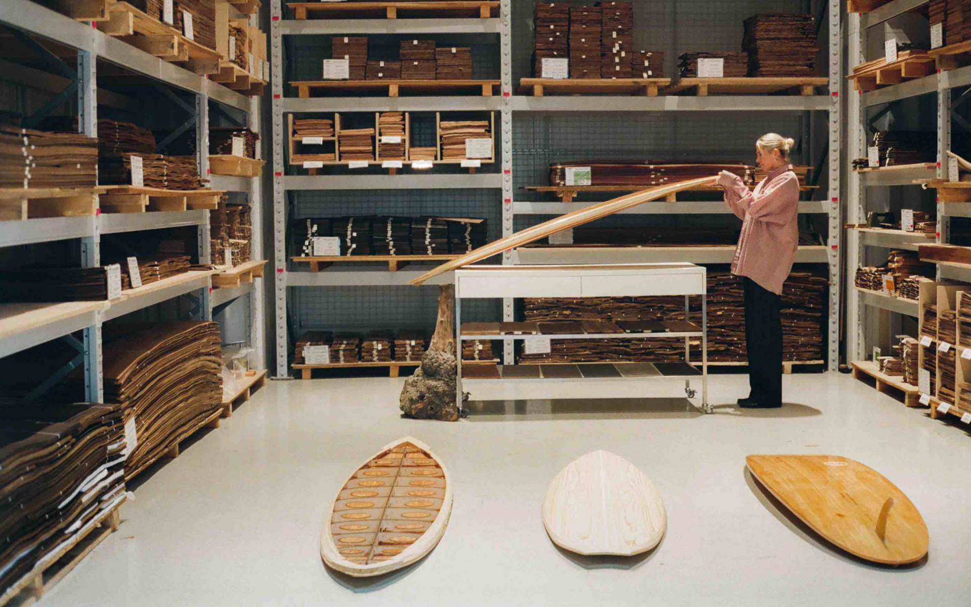 サーフボード作りは木材選びから始まった