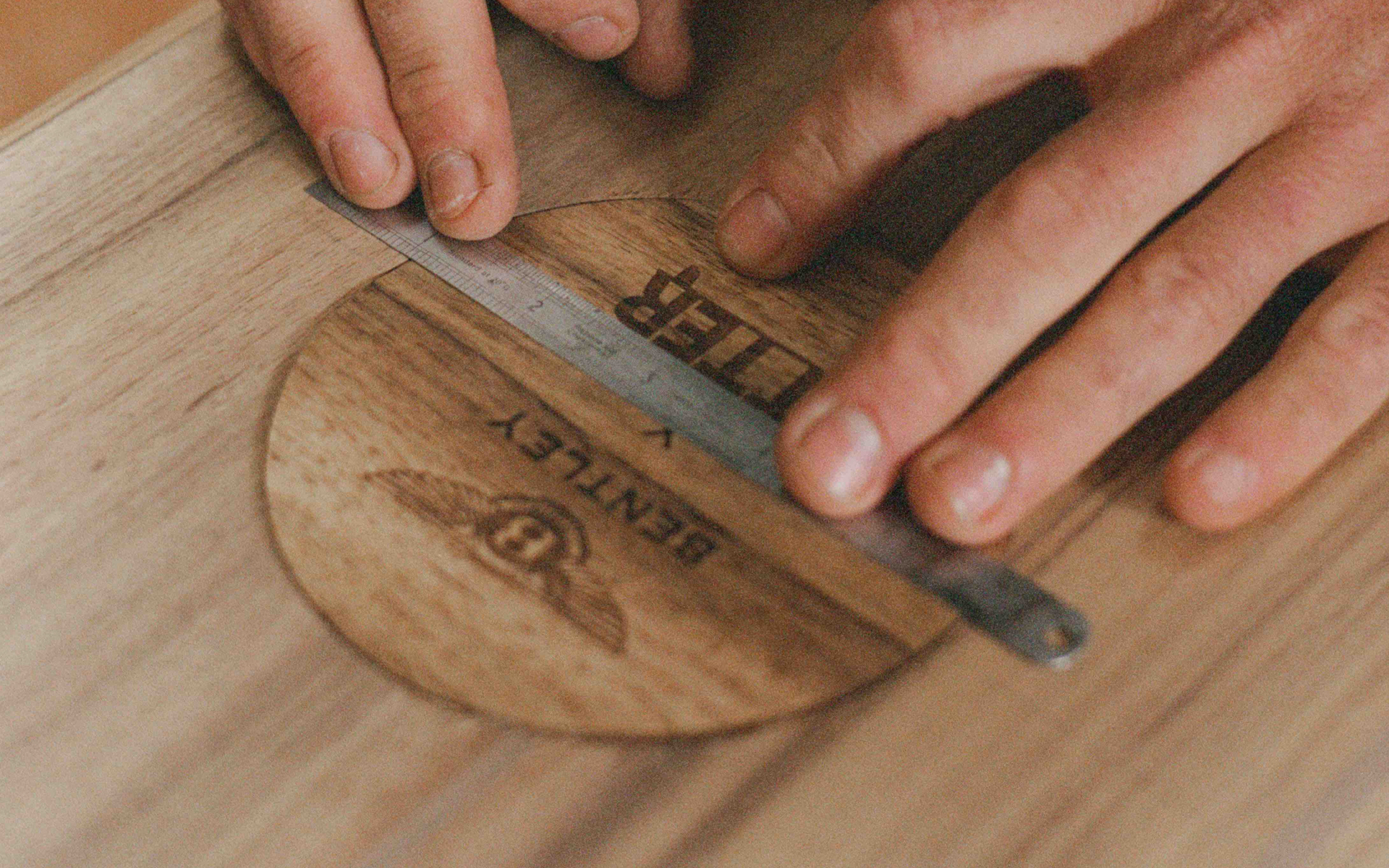 ベントレー、マーニーレイズ、オッターサーフボードの3社のロゴが入る