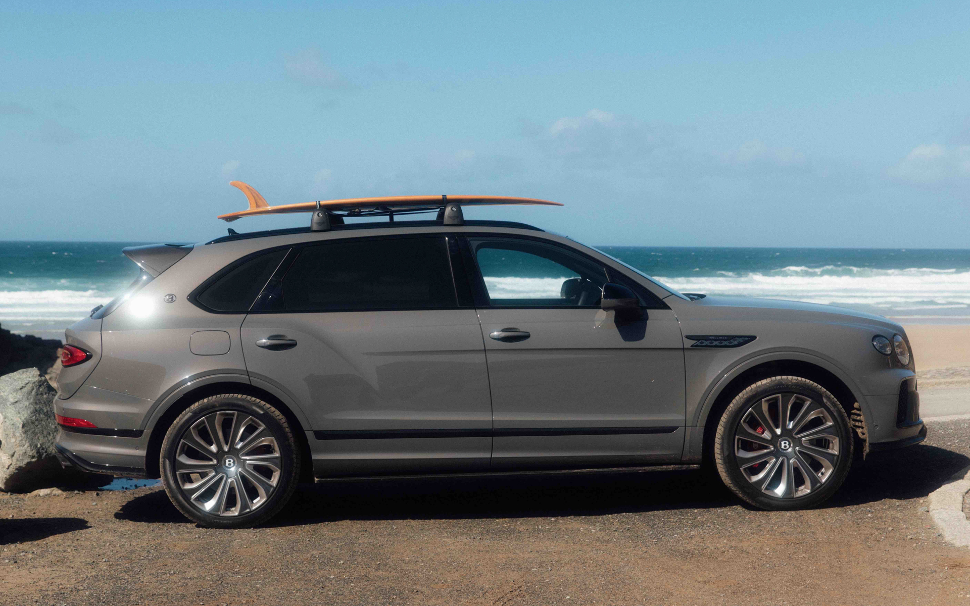 特別なサーフボードを積んだベンテイガ