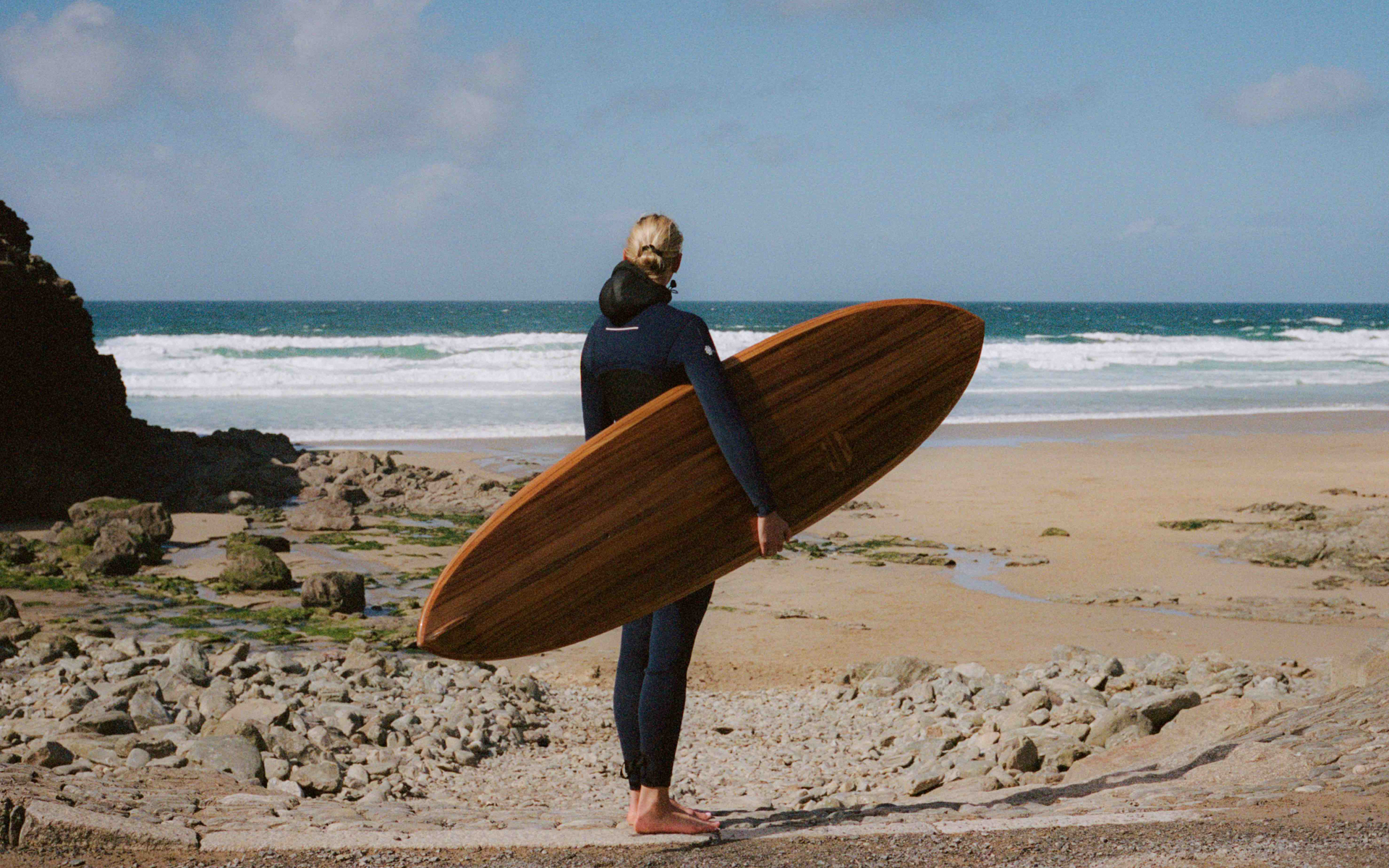 特別なサーフボードを使ったサーフィン実演