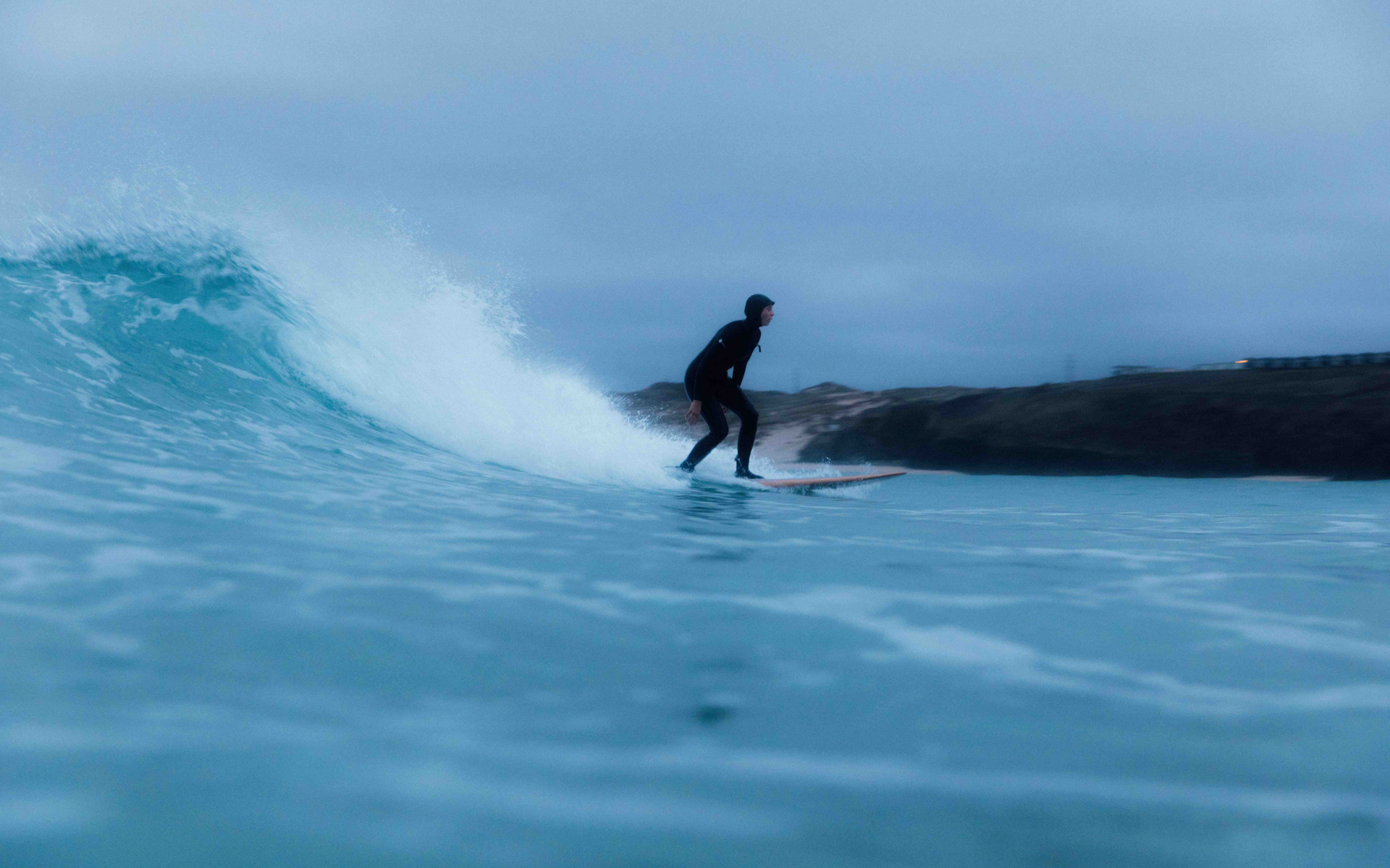 特別なサーフボードを使ったサーフィン実演