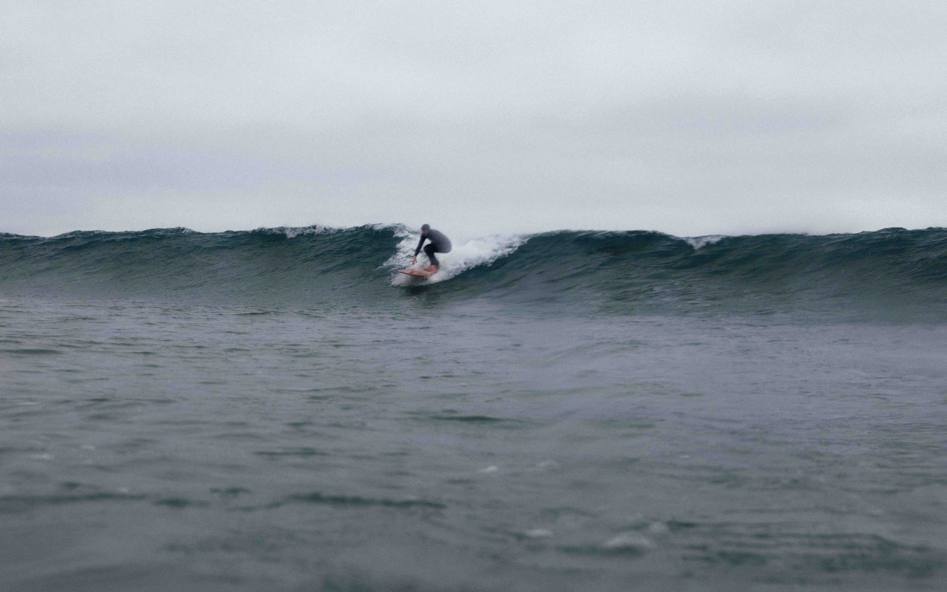 特別なサーフボードを使ったサーフィン実演