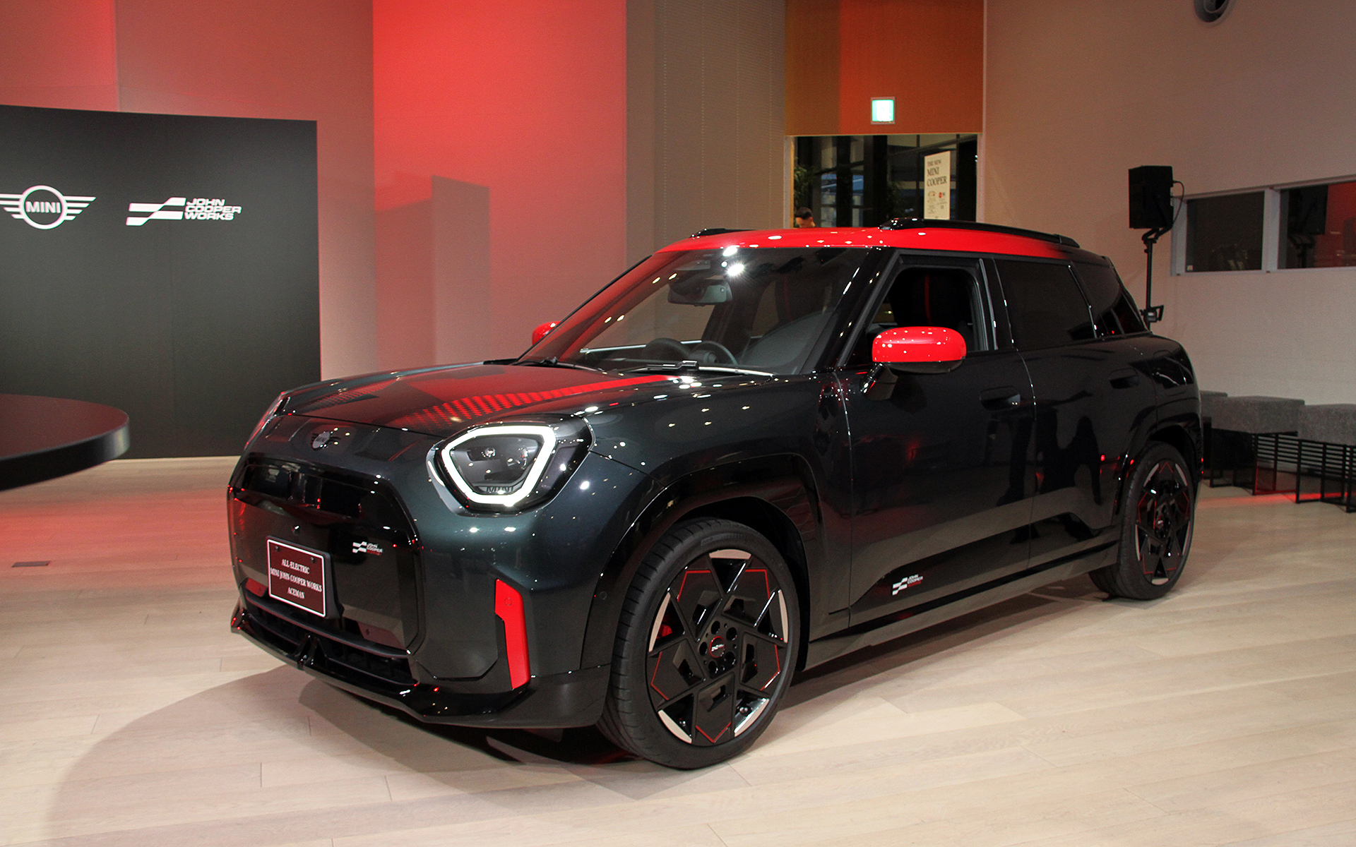 MINI ジョン・クーパー・ワークス エースマン E。4080×1755×1515mm（全長×全幅×全高）、ホイールベースは2605mm