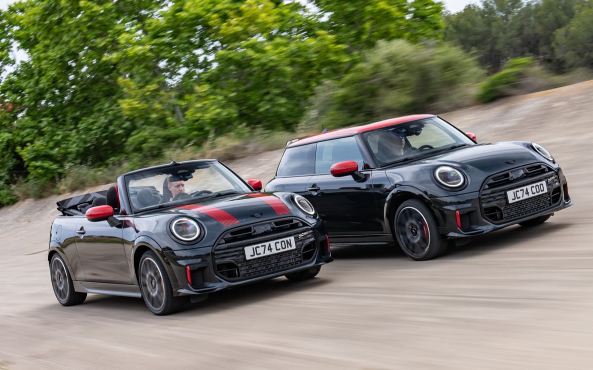 ガソリンモデルの「MINI ジョン・クーパー・ワークス コンバーチブル」（左）と「MINI ジョン・クーパー・ワークス」（右）