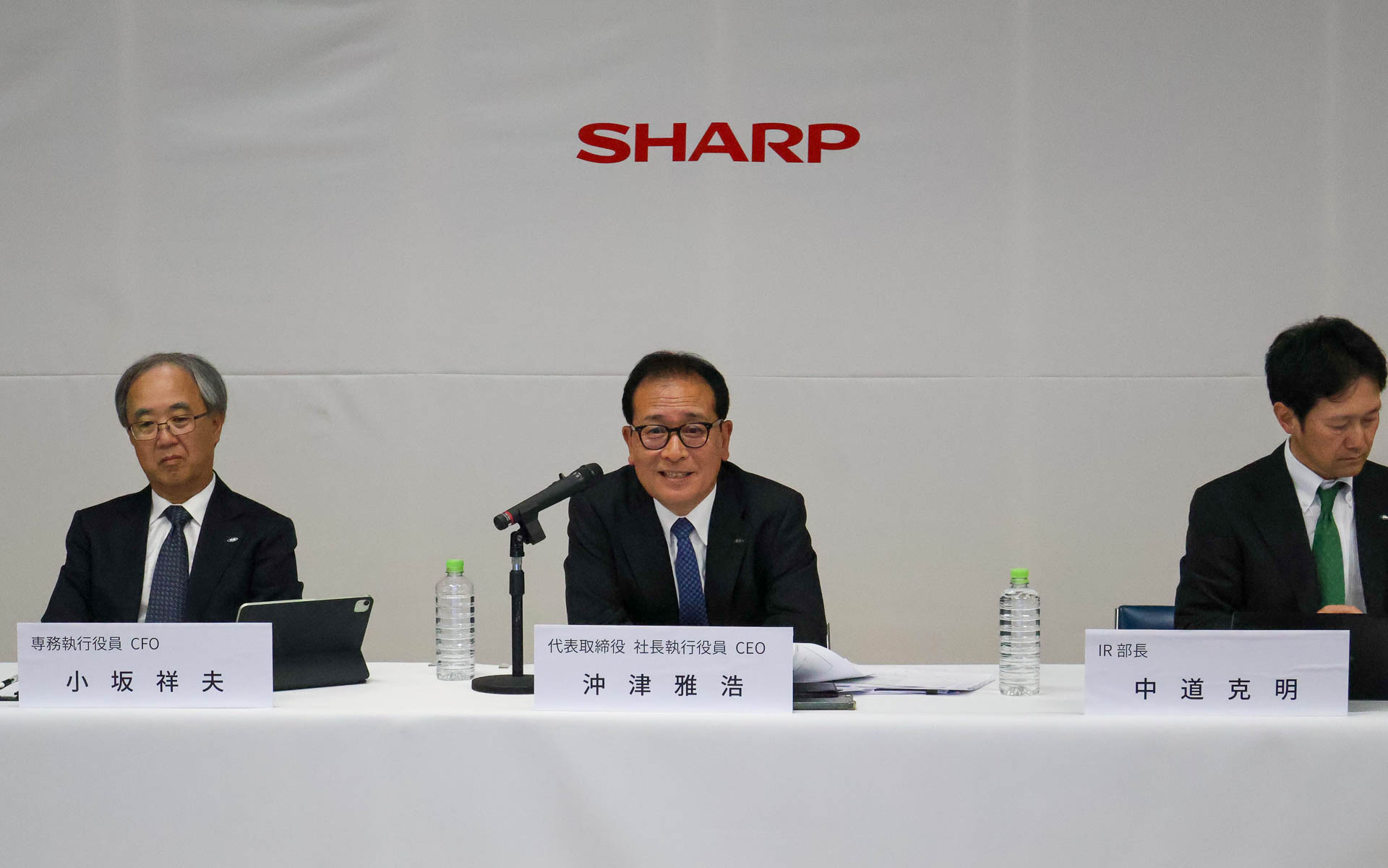 シャープが中期経営計画を発表。中央はシャープ株式会社 代表取締役 社長執行役員 CEO 沖津雅浩氏