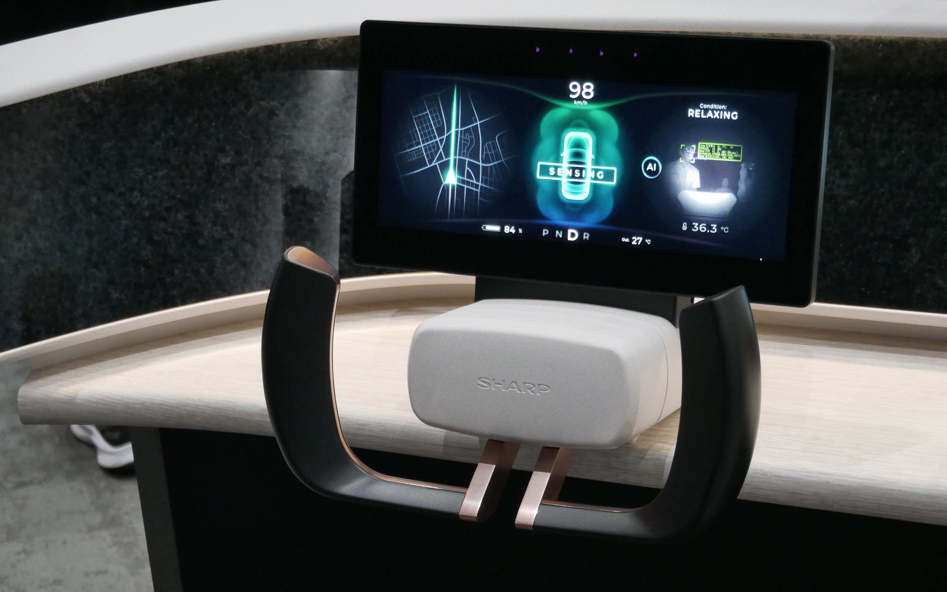 「シャープの次世代コックピットのコンセプトモデル」（2024年9月に開催されたSHARP Tech-Dayの会場で）