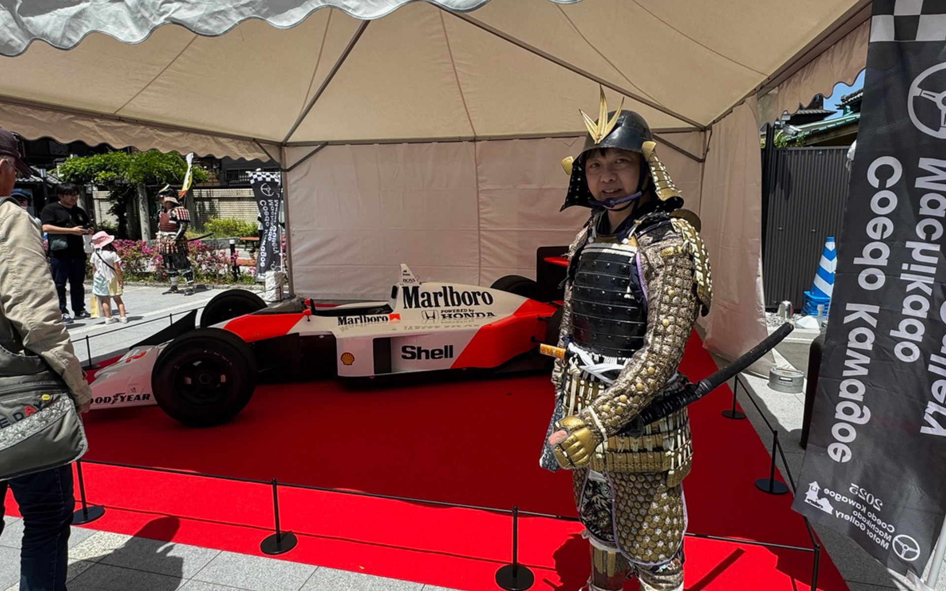 今は亡きアイルトン・セナがドライブした、マクラーレン・ホンダ　MP4/4に街中で出会えるなんて。甲冑姿の男性がにこやかに案内してくださいました。向かい側にはホンダF1ミニチュアがあって、小学生以下の子どもが乗り込んで記念撮影を楽しんでましたよ