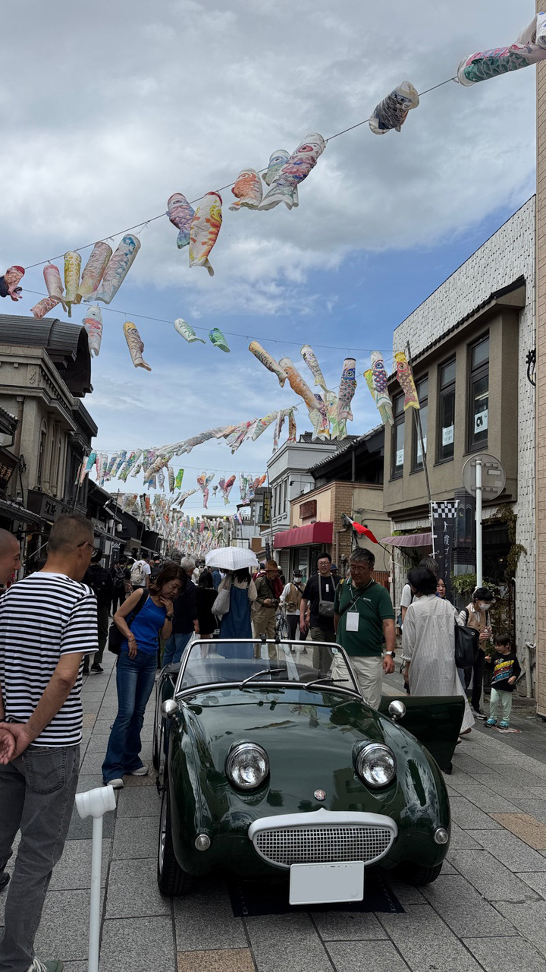 久しぶりに実車を見た“カニ目”ことMGミジェット。たくさんの鯉のぼりとの競演というのも、粋な演出ですね
