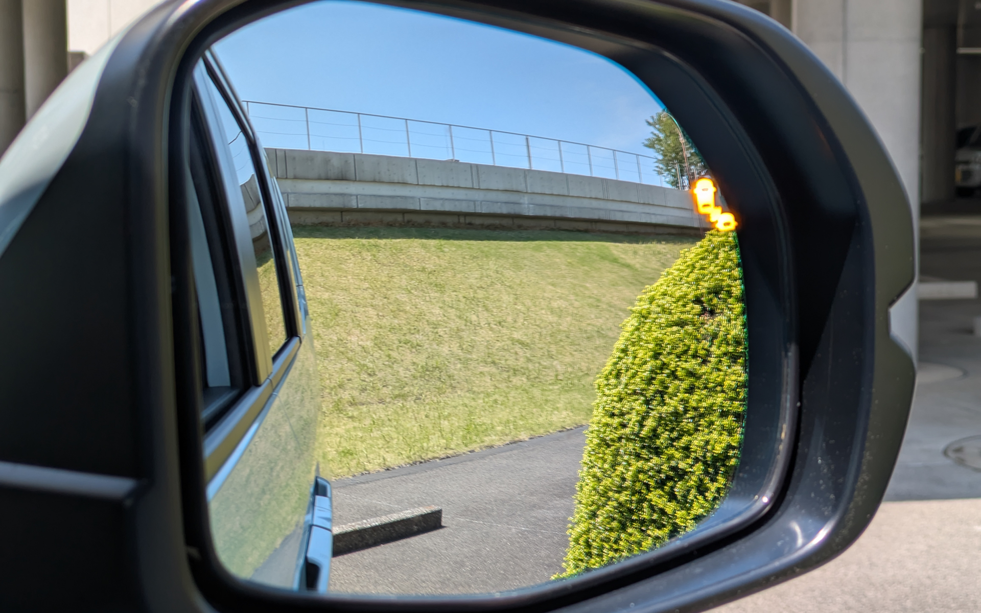 斜め後方からのクルマなどの接近を知らせてくれる「ブラインドスポットインフォメーション」は全車標準装備